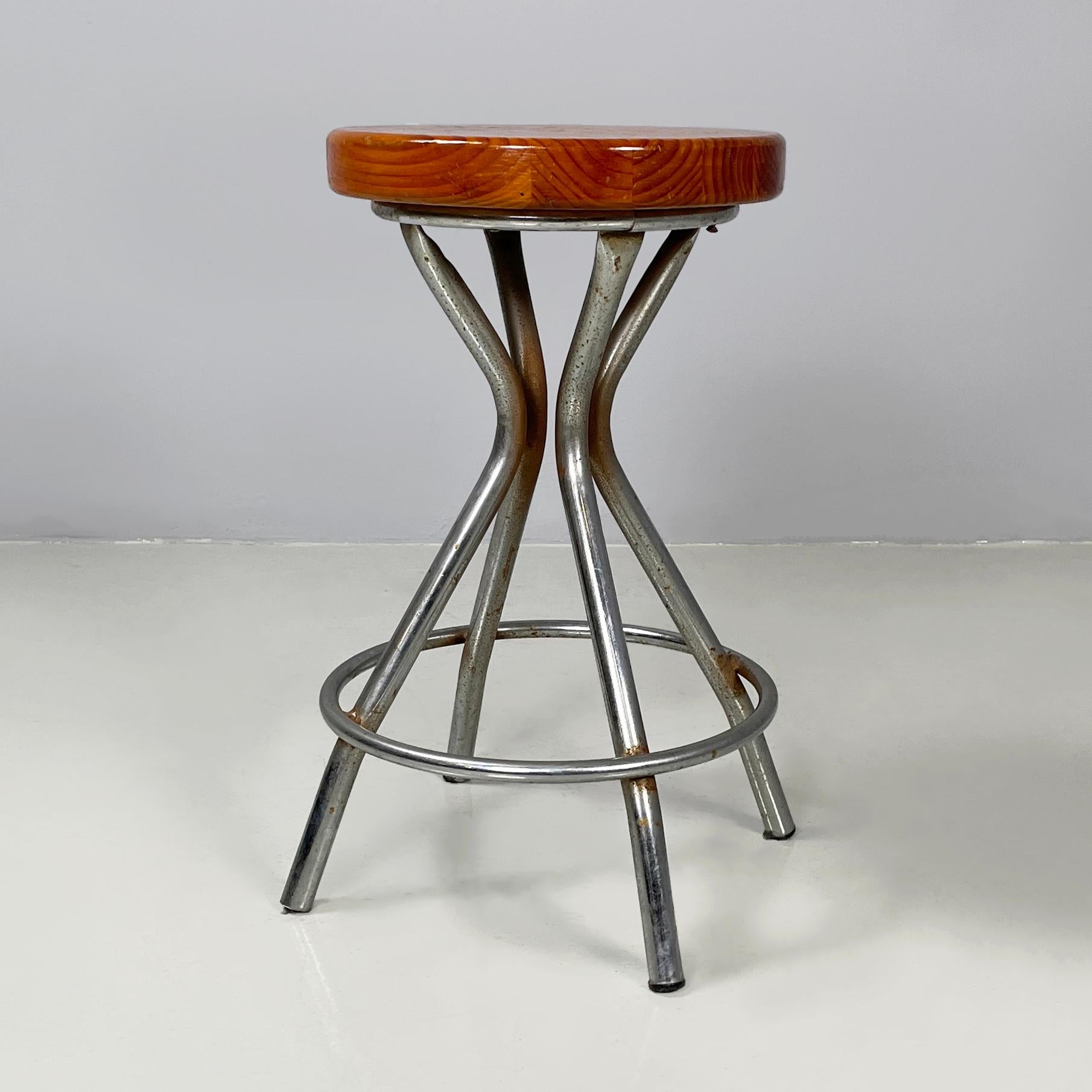 Sgabello da tavolo rotondo italiano di metà secolo in metallo e legno, anni '60
Sgabello da tavolo con seduta rotonda in legno. Le 4 gambe in metallo a sezione circolare sono unite da un'asta metallica curva.
1960s.
Condizioni vintage. Il sedile in
