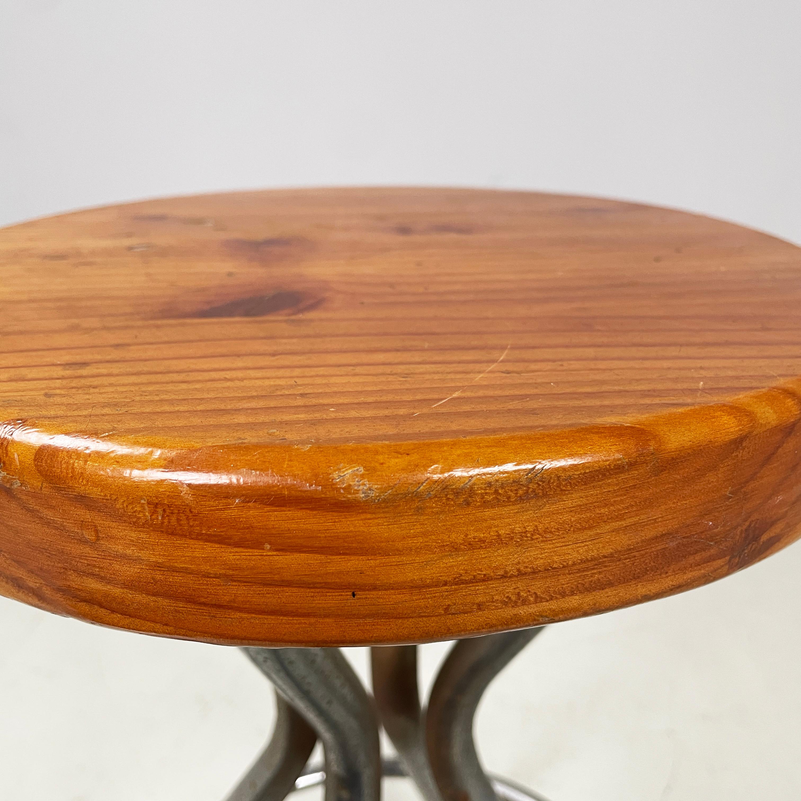 Italiano Sgabello da tavolo rotondo italiano di metà secolo in metallo e legno, anni '60 in vendita