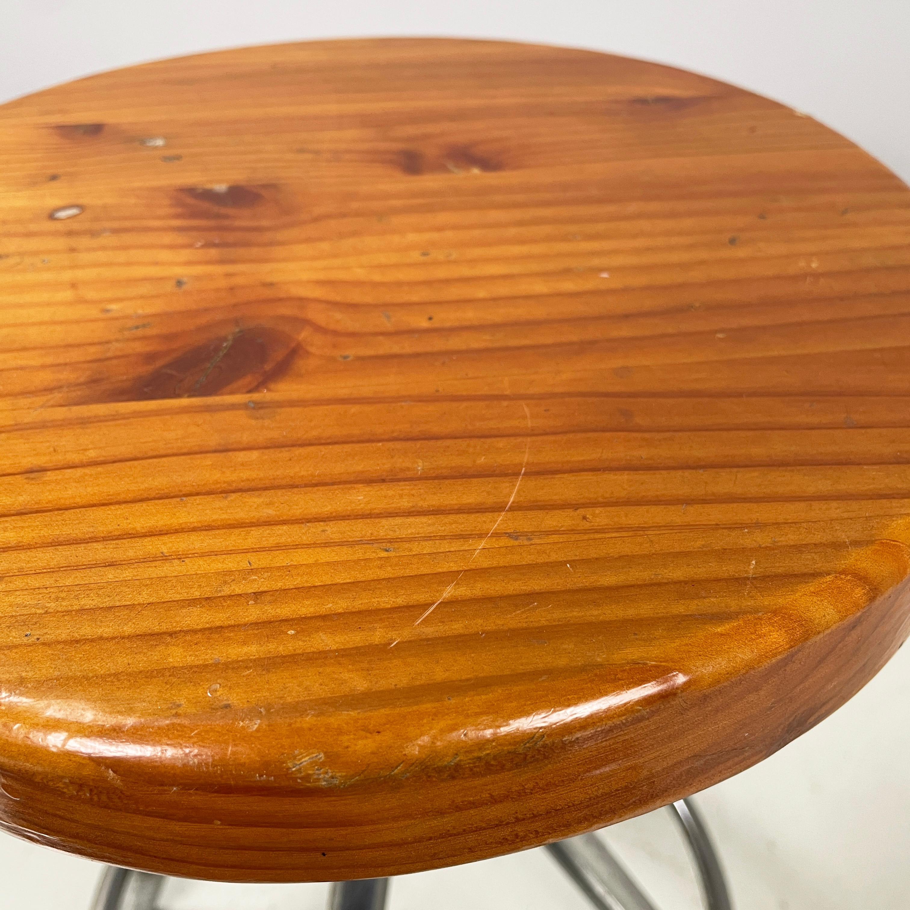 Sgabello da tavolo rotondo italiano di metà secolo in metallo e legno, anni '60 In condizioni discrete in vendita a MIlano, IT