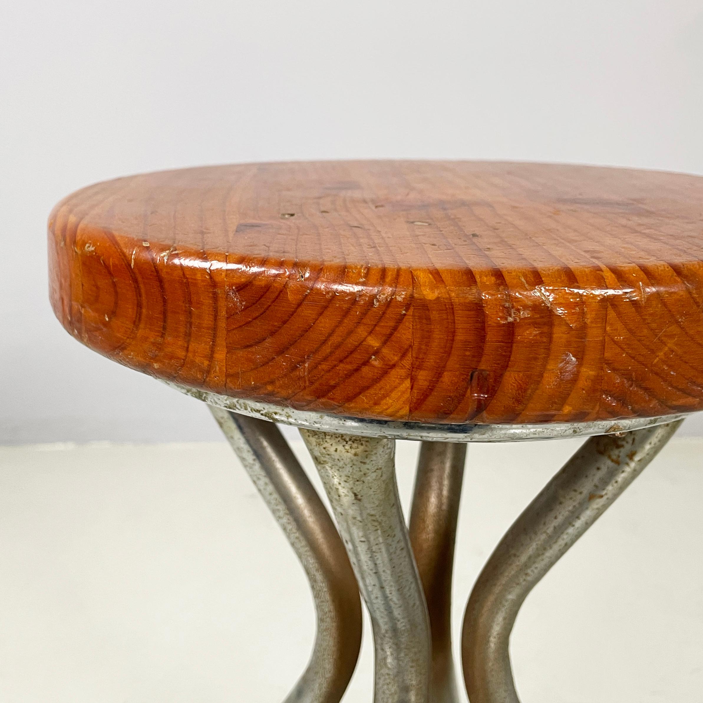 Sgabello da tavolo rotondo italiano di metà secolo in metallo e legno, anni '60 in vendita 1