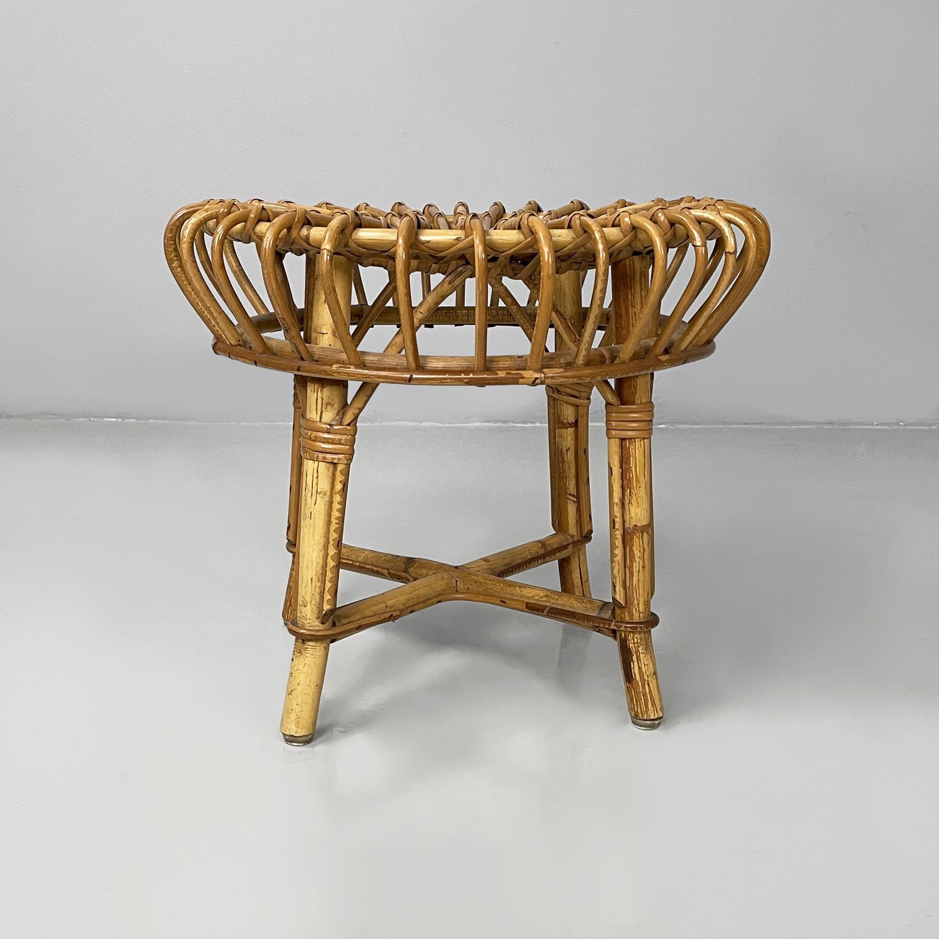 Tabouret de table rond en rotin italien de style moderne du milieu du siècle dernier, 1960
Tabouret de table à assise ronde, entièrement réalisé en rotin finement tressé. Les jambes sont reliées au centre d'une structure en forme de X. Il convient à