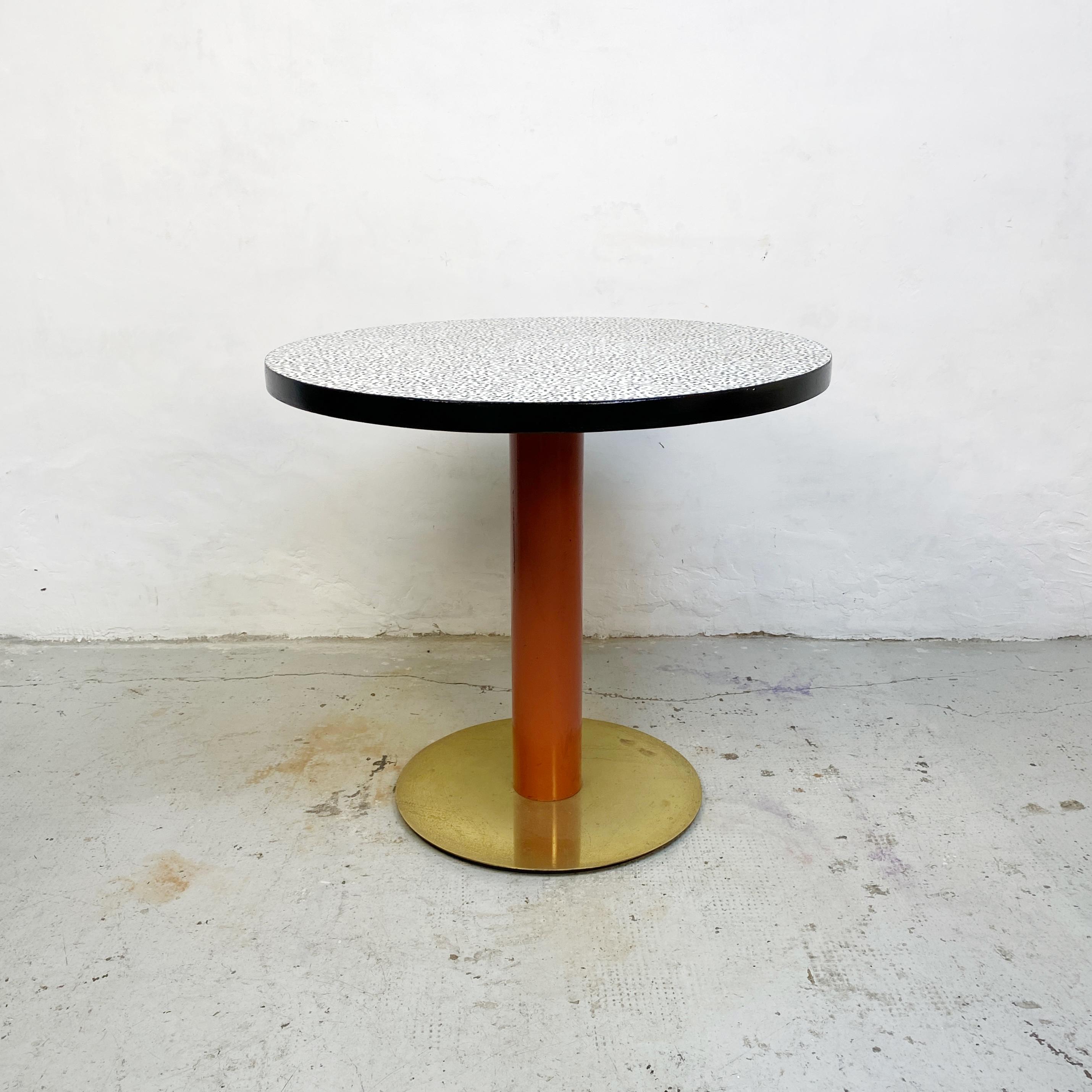Italian mid-century modern round table with decorative pattern, 1980s
Round table, composed of a round top, covered in Bacterio pattern laminate and metal structure painted in salmon color and base in gold metal, 1980s

In good condition, with