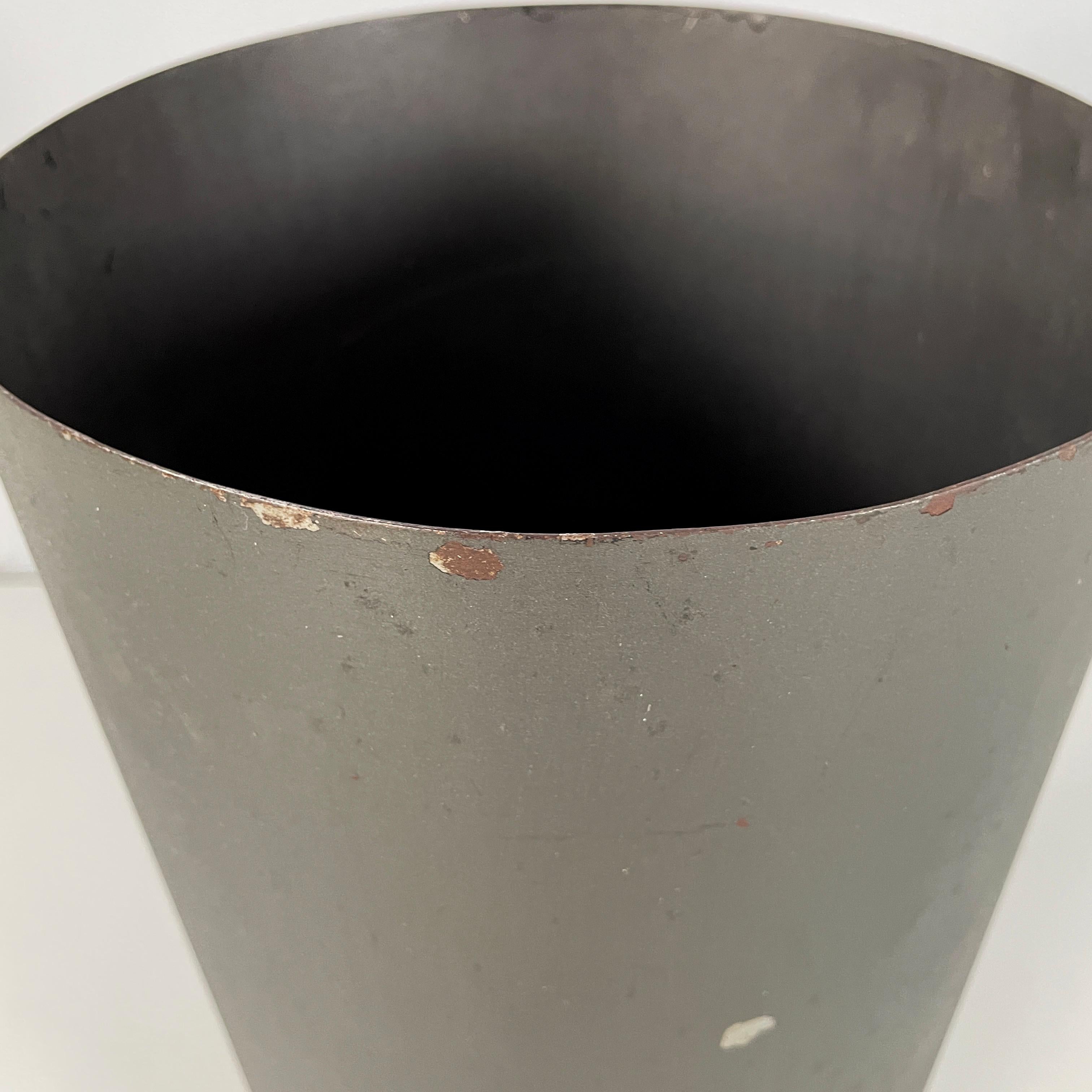 Metal Italian mid-century modern Round umbrella stand in black metal and brass, 1960s