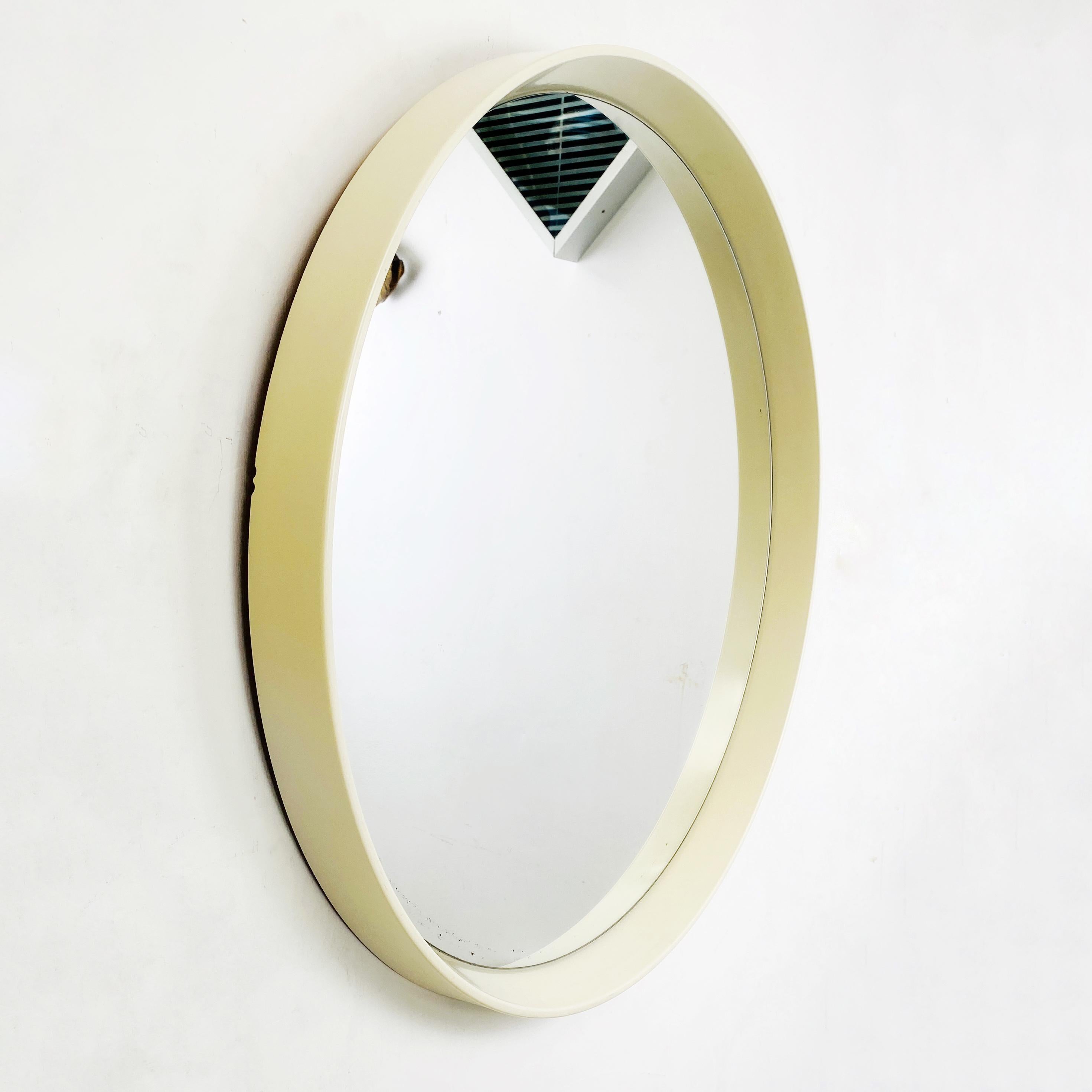 Round white plastic mirror, 1980s
Round mirror, medium size with white plastic frame with some yellowing shades.
1980s.

Good condition, signs and yellowing on the frame and the mirror.

Measures in cm 68x5.