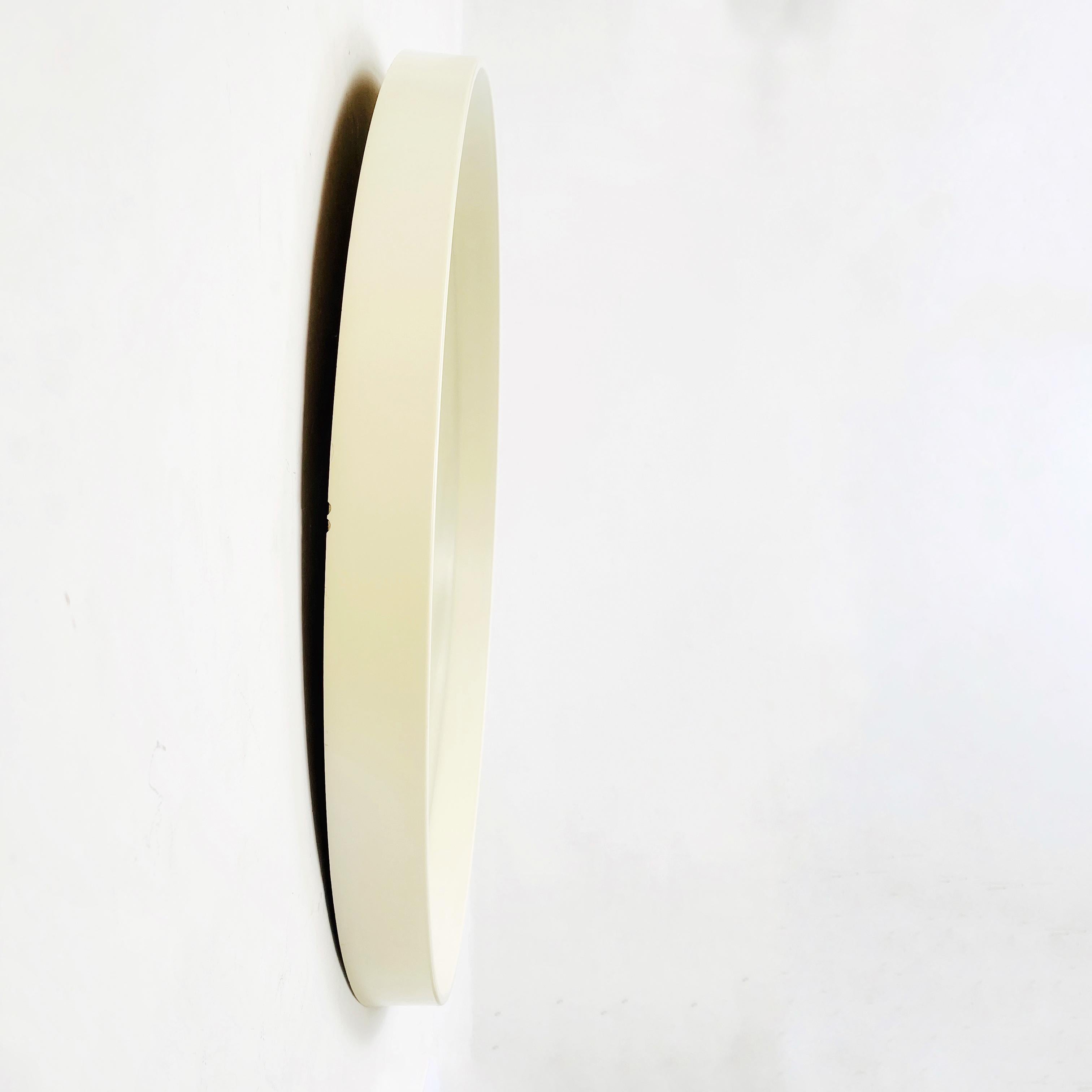 Italienischer runder weißer Kunststoffspiegel aus der Mitte des Jahrhunderts, 1980er Jahre (Moderne der Mitte des Jahrhunderts) im Angebot