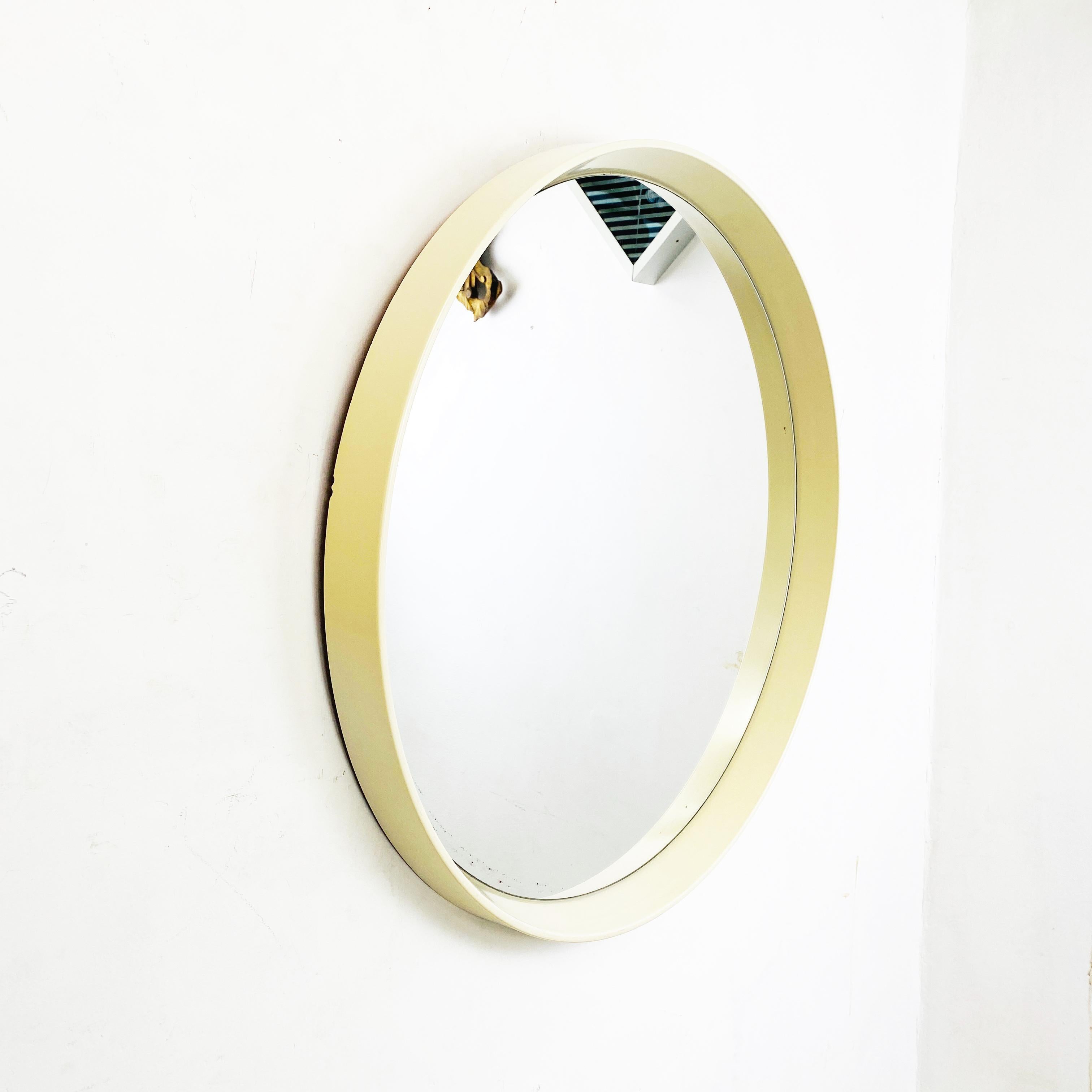 Italienischer runder weißer Kunststoffspiegel aus der Mitte des Jahrhunderts, 1980er Jahre im Zustand „Gut“ im Angebot in MIlano, IT
