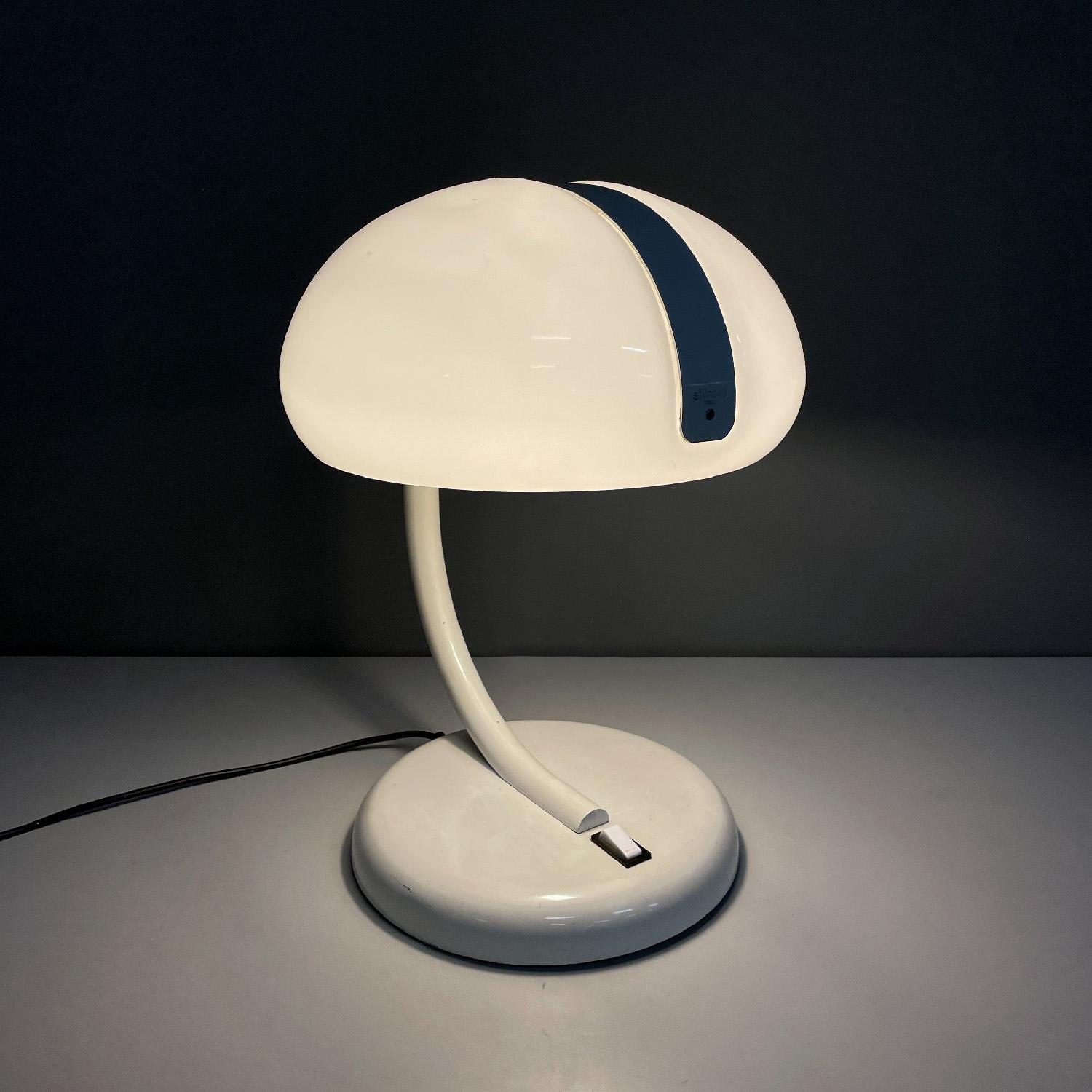 Lampe de table ronde blanche italienne moderne du milieu du siècle dernier par Stilnovo, années 1960
Lampe de table à base ronde. L'abat-jour en plexiglas blanc est en forme de dôme, il est embrassé dans sa partie supérieure par une bande de métal