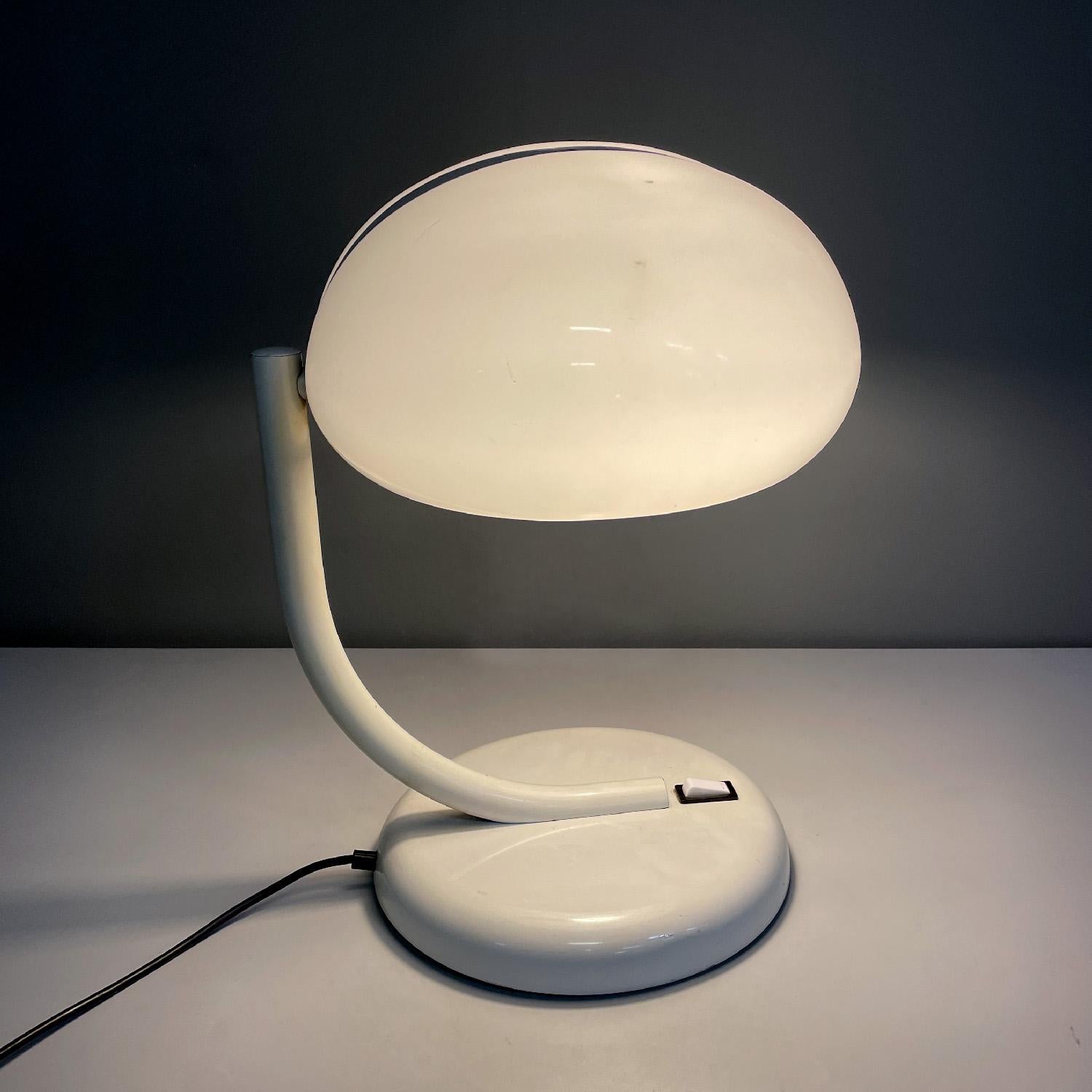Italienische moderne runde weiße Tischlampe aus der Mitte des Jahrhunderts von Stilnovo, 1960er Jahre (Moderne der Mitte des Jahrhunderts) im Angebot