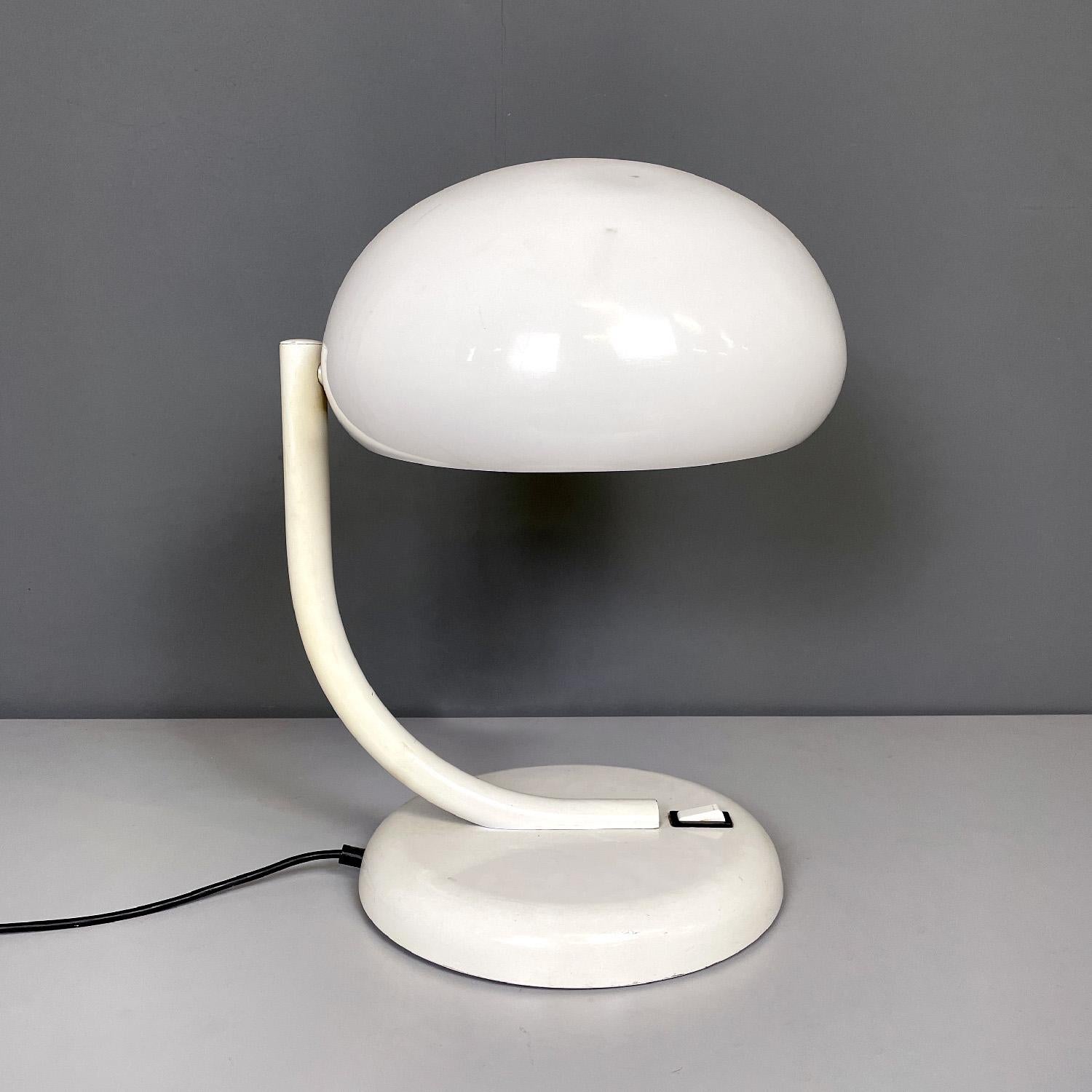 Italienische moderne runde weiße Tischlampe aus der Mitte des Jahrhunderts von Stilnovo, 1960er Jahre (Metall) im Angebot