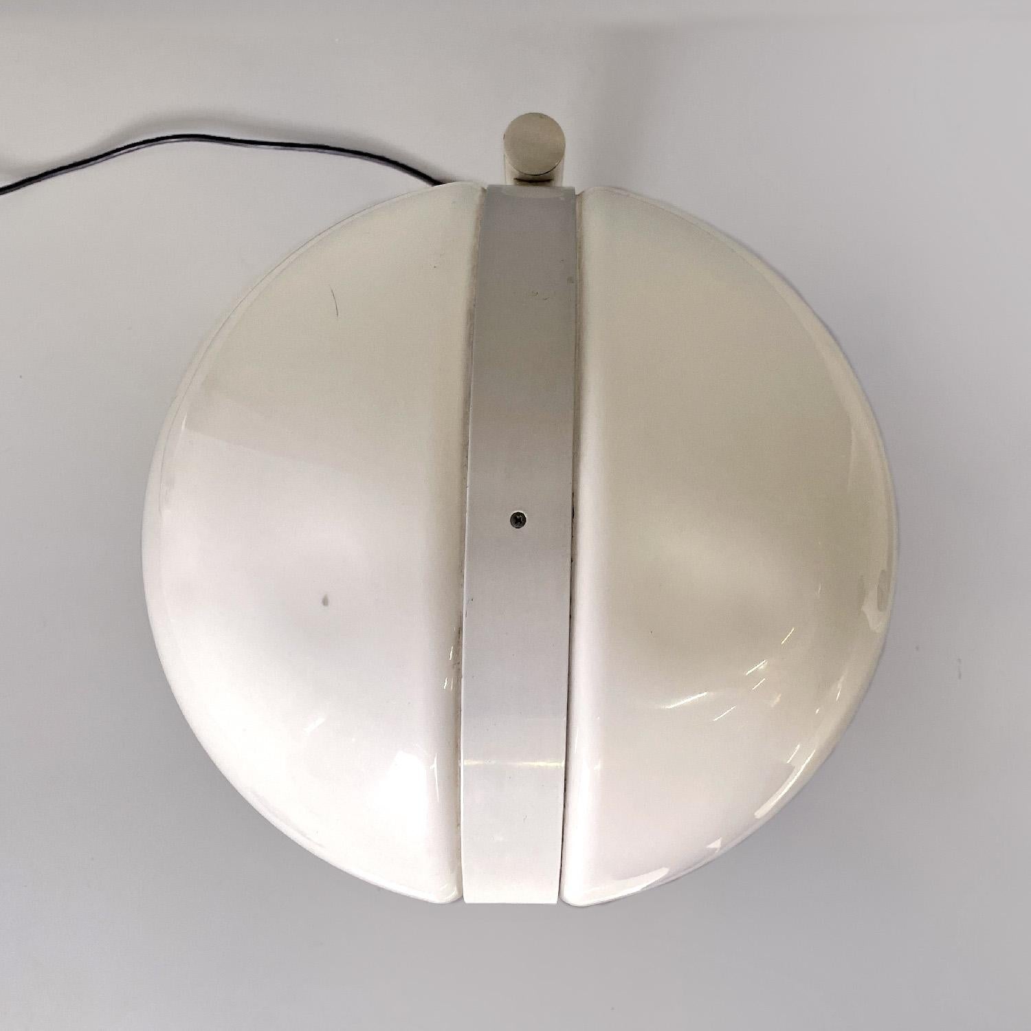 Italian mid-century modern round white table lamp by Stilnovo, 1960s For Sale 2