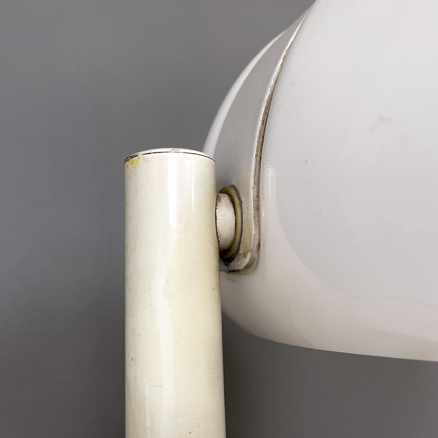 Italian mid-century modern round white table lamp by Stilnovo, 1960s For Sale 3