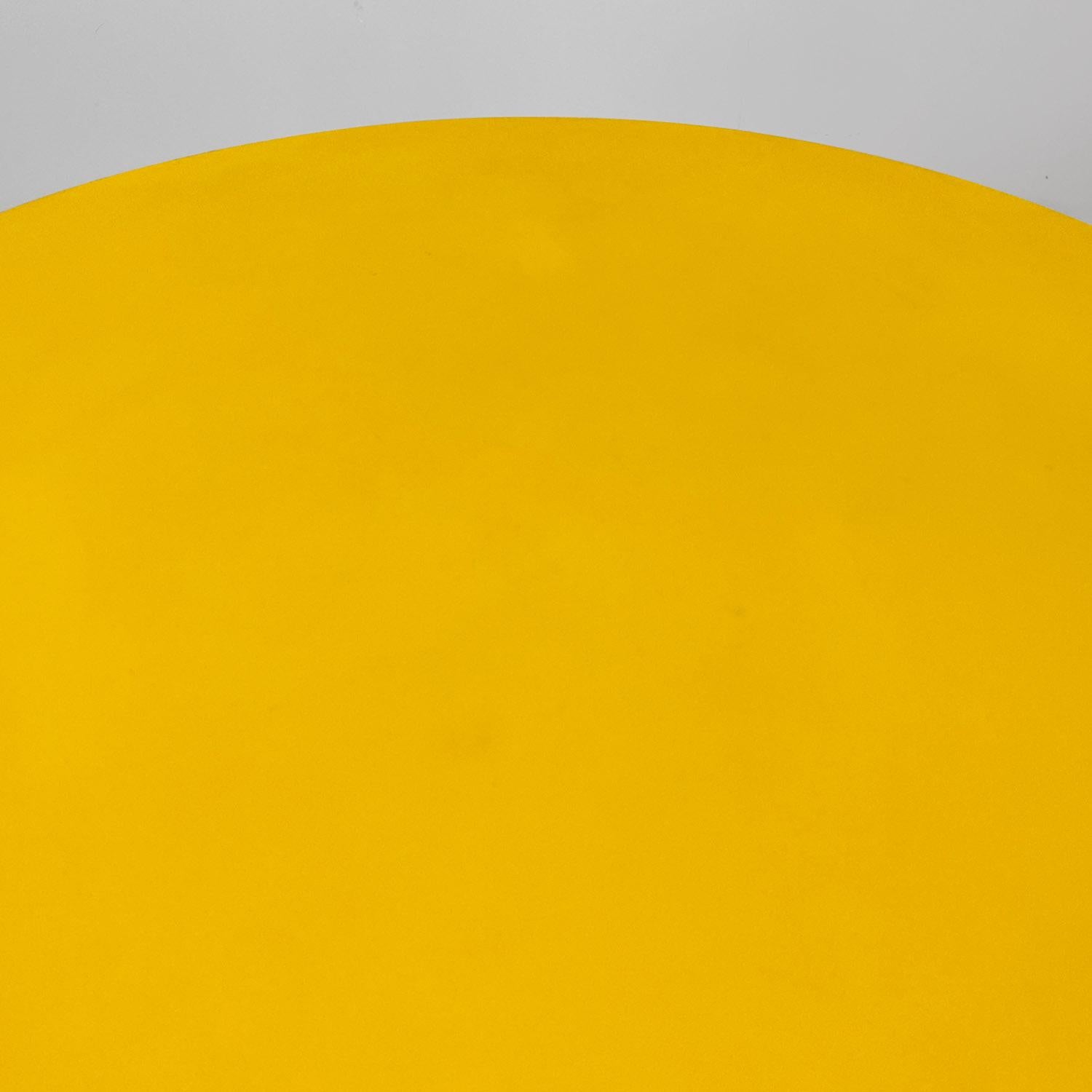 Table de bar ronde en stratifié jaune et métal noir italienne The Moderns 1950s en vente 6
