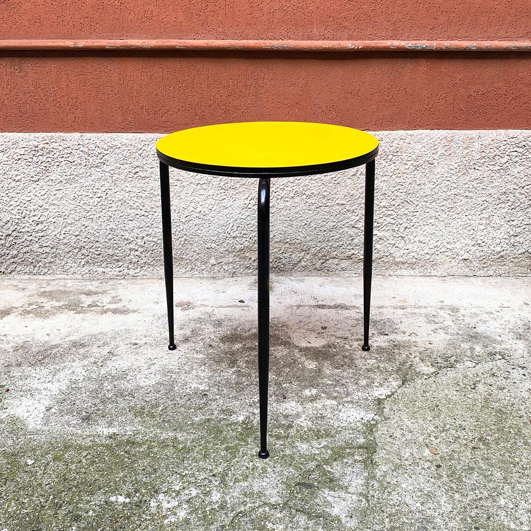 Italian Mid-Century Modern round yellow laminate and black metal bar table, 1950s.
Round table with yellow laminate top, black edge and black metal legs, entirely restored and repainted.
1950s.
Very good condition.
Measures in cm 56 x 51 x 144 H.