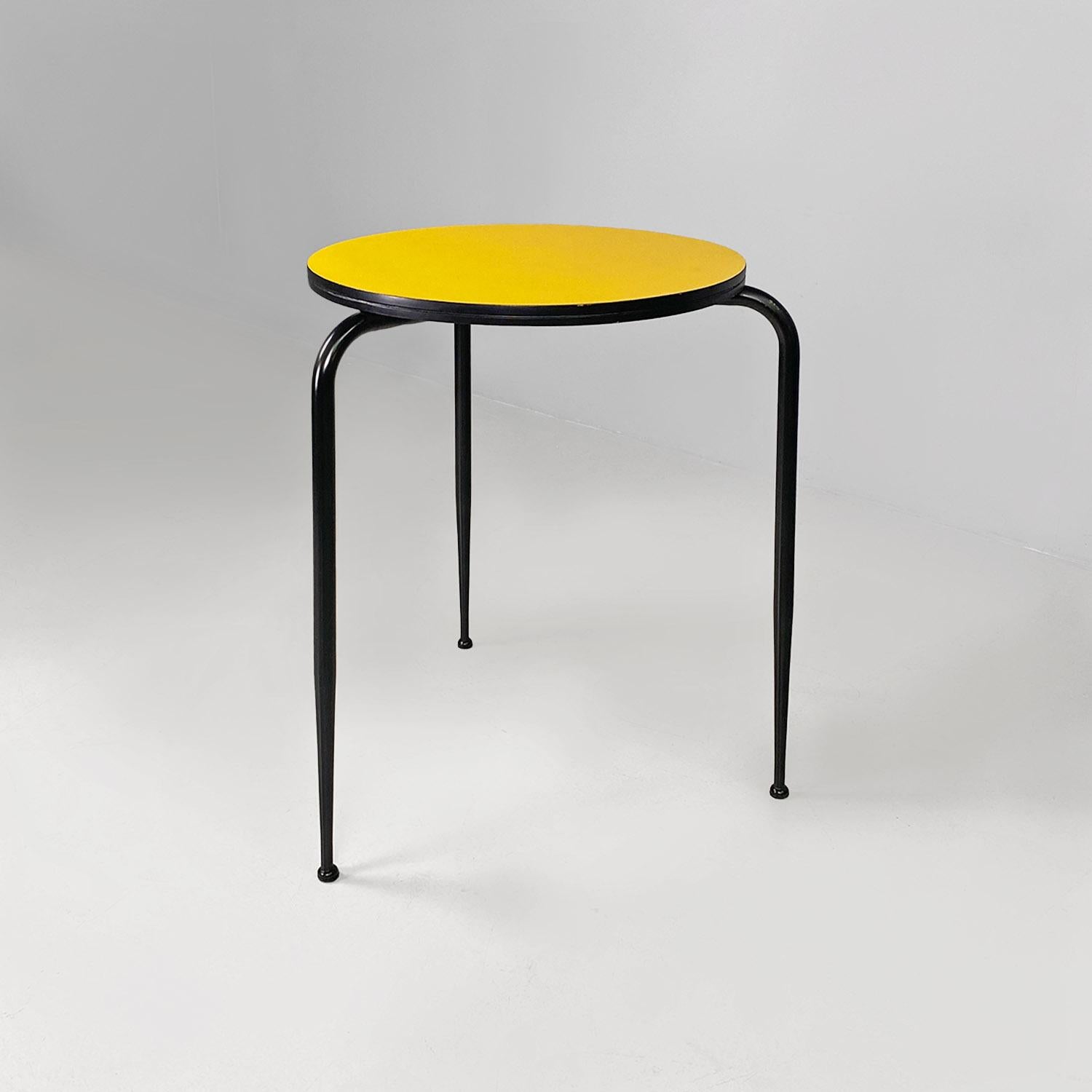 Table de bar haute ronde en stratifié jaune et métal noir, années 1950.
Table de forme ronde avec plateau en stratifié jaune avec bord noir et trois pieds, avec courbure dans la partie supérieure près du plateau, en métal noir.
1950s
Excellent état,