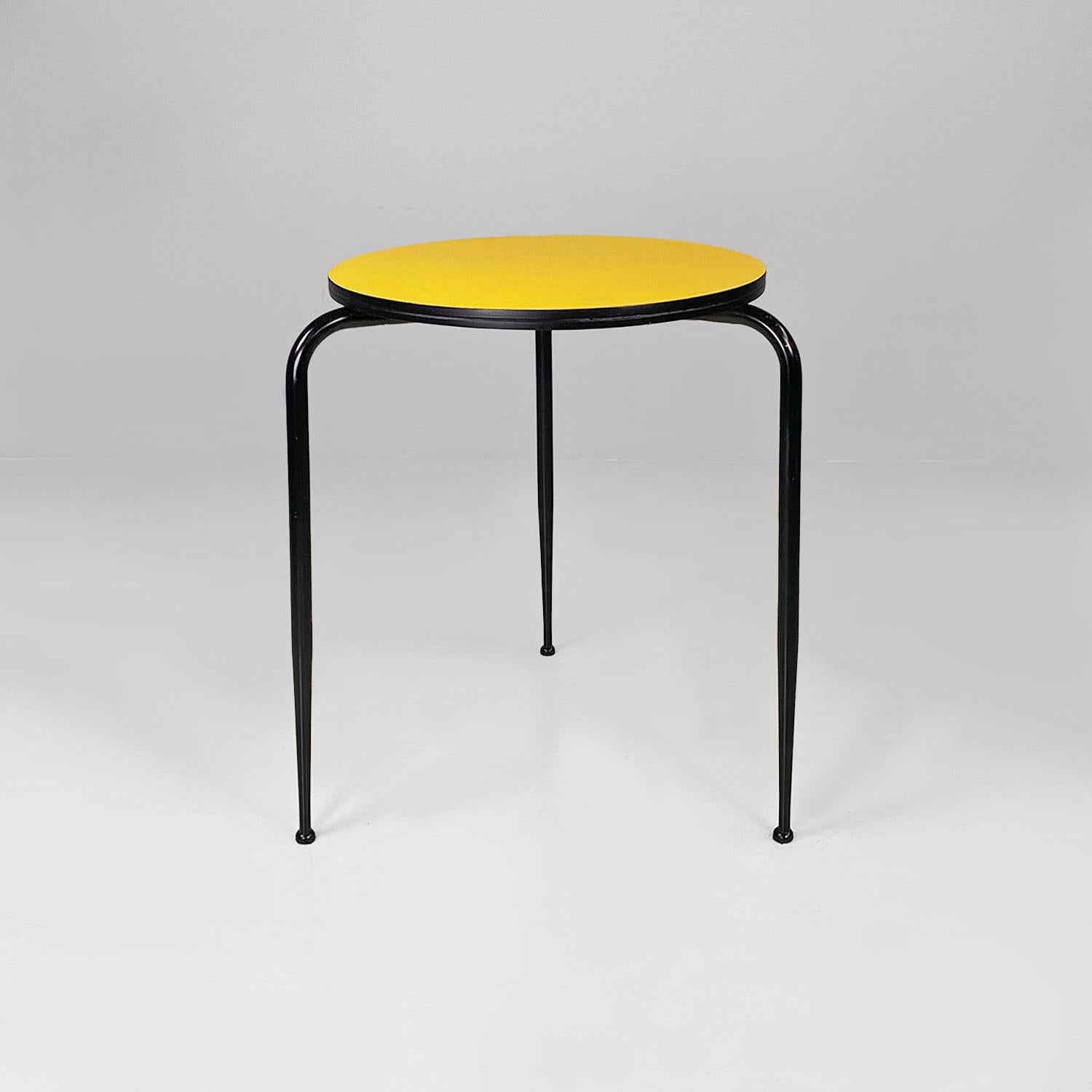 Mid-Century Modern Table de bar ronde en stratifié jaune et métal noir italienne The Moderns 1950s en vente