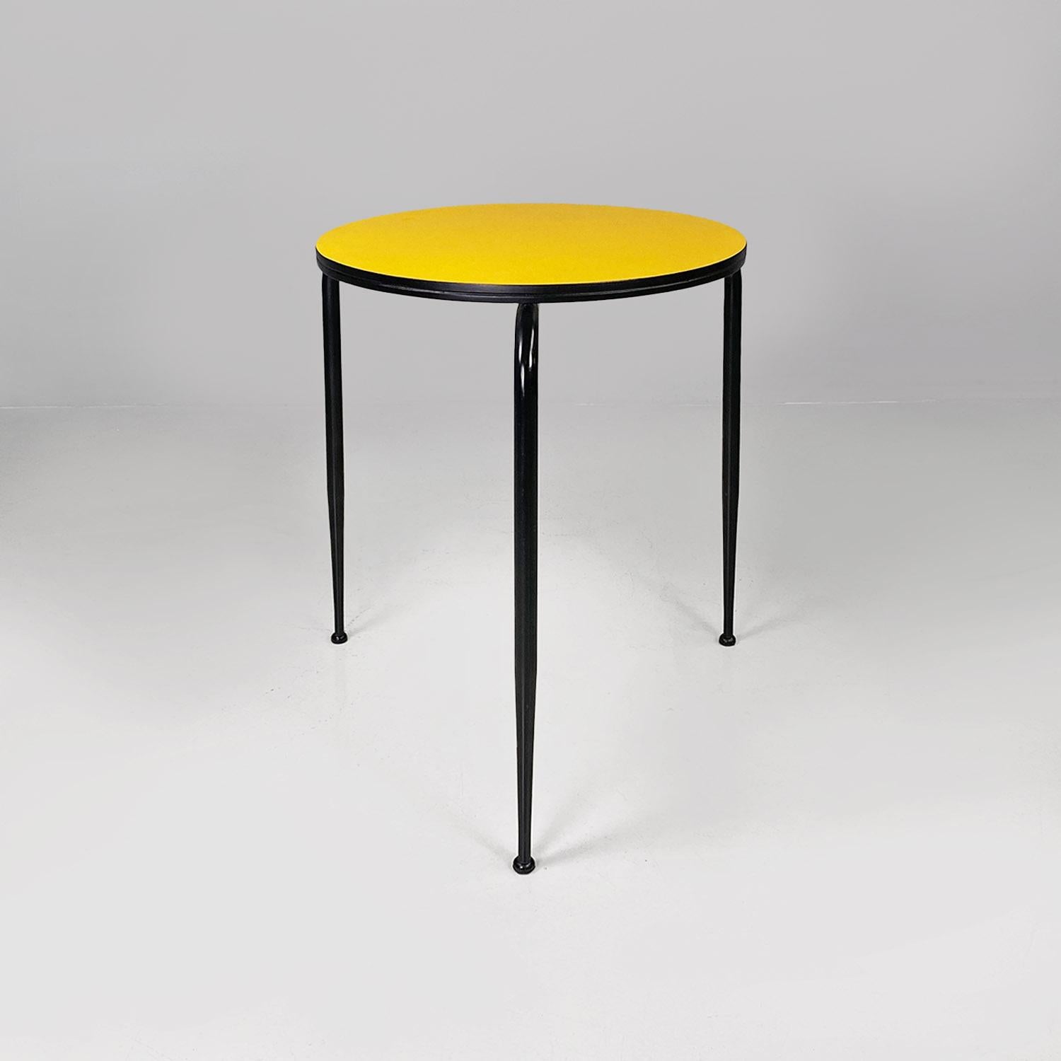 Métal Table de bar ronde en stratifié jaune et métal noir italienne The Moderns 1950s en vente