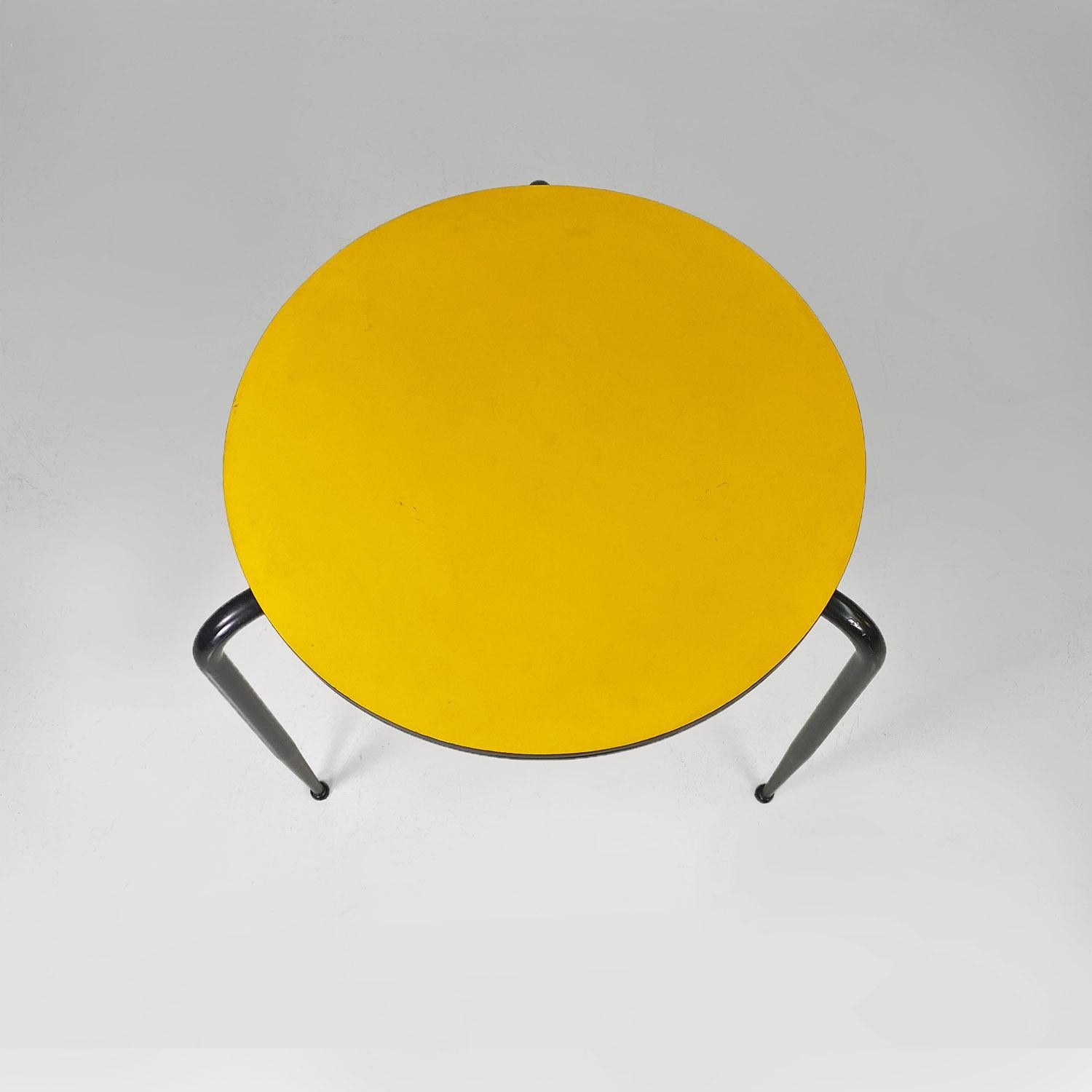 Table de bar ronde en stratifié jaune et métal noir italienne The Moderns 1950s en vente 1