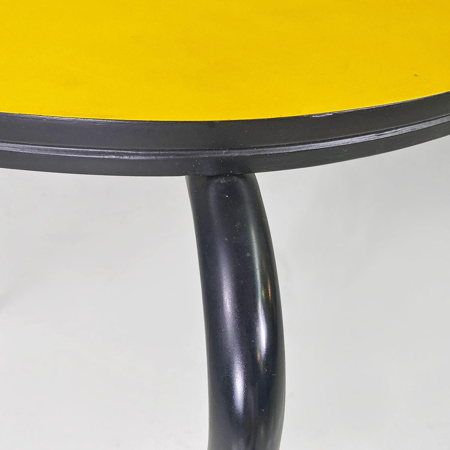Table de bar ronde en stratifié jaune et métal noir italienne The Moderns 1950s en vente 2