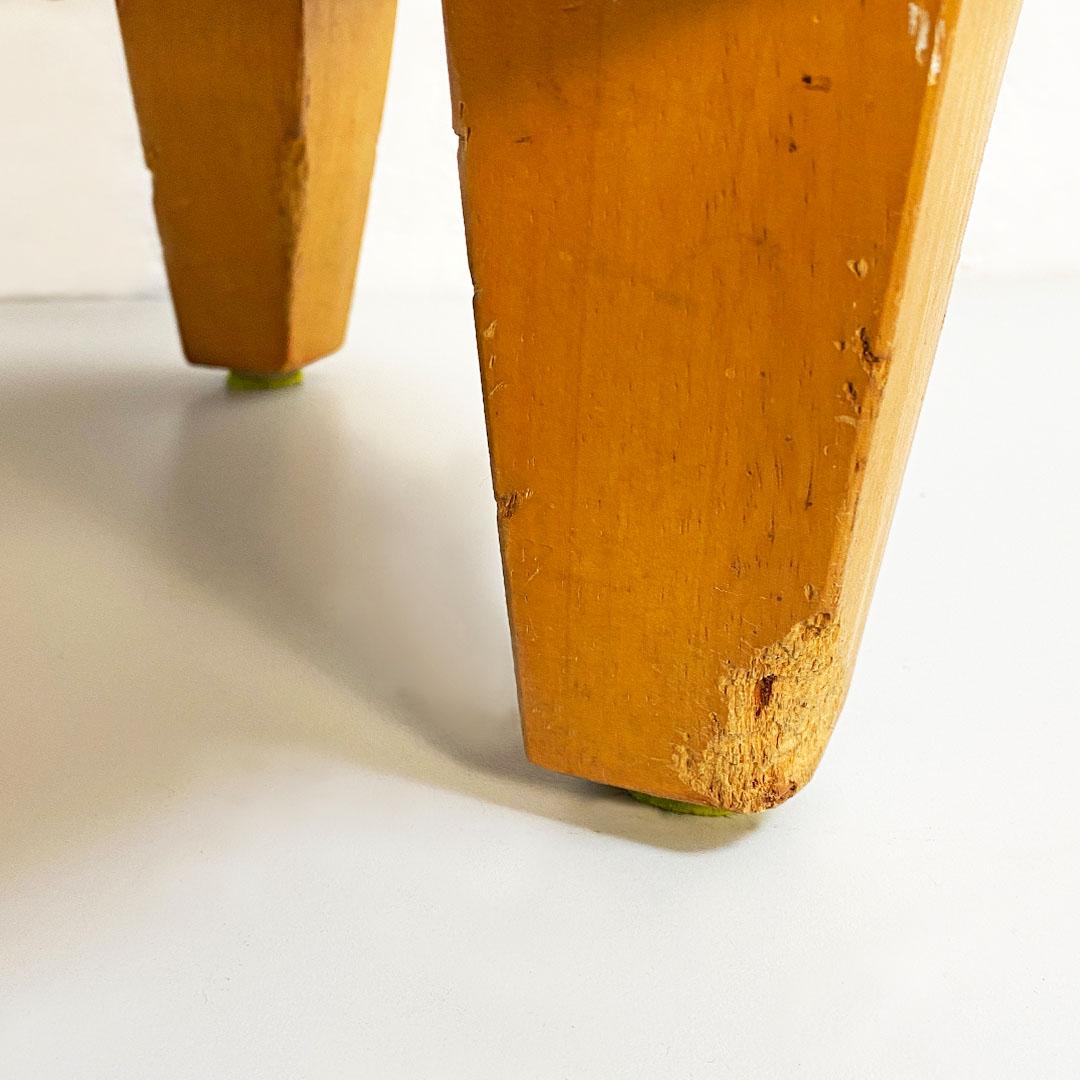 Pouf en osier arrondi italien du milieu du siècle dernier, années 1960
Repose-pieds rond entièrement recouvert d'osier tressé, avec quatre pieds en bois.
Vers les années 1960
Bon état général, quelques signes.
Dimensions en cm 50 x 39 H.
