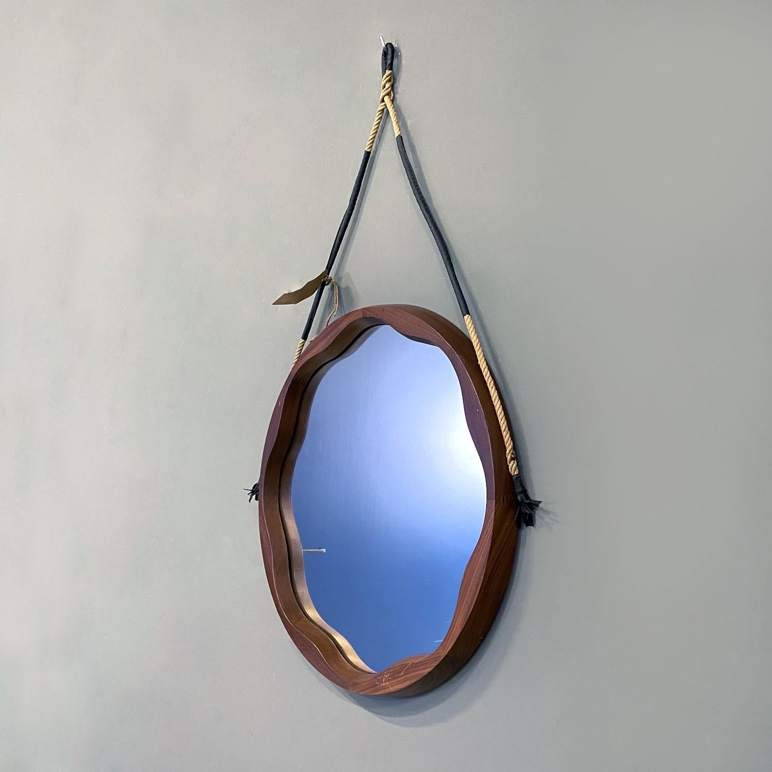 Italian mid-century modern rounded wooden wall mirror with rope, 1960s In Good Condition For Sale In MIlano, IT