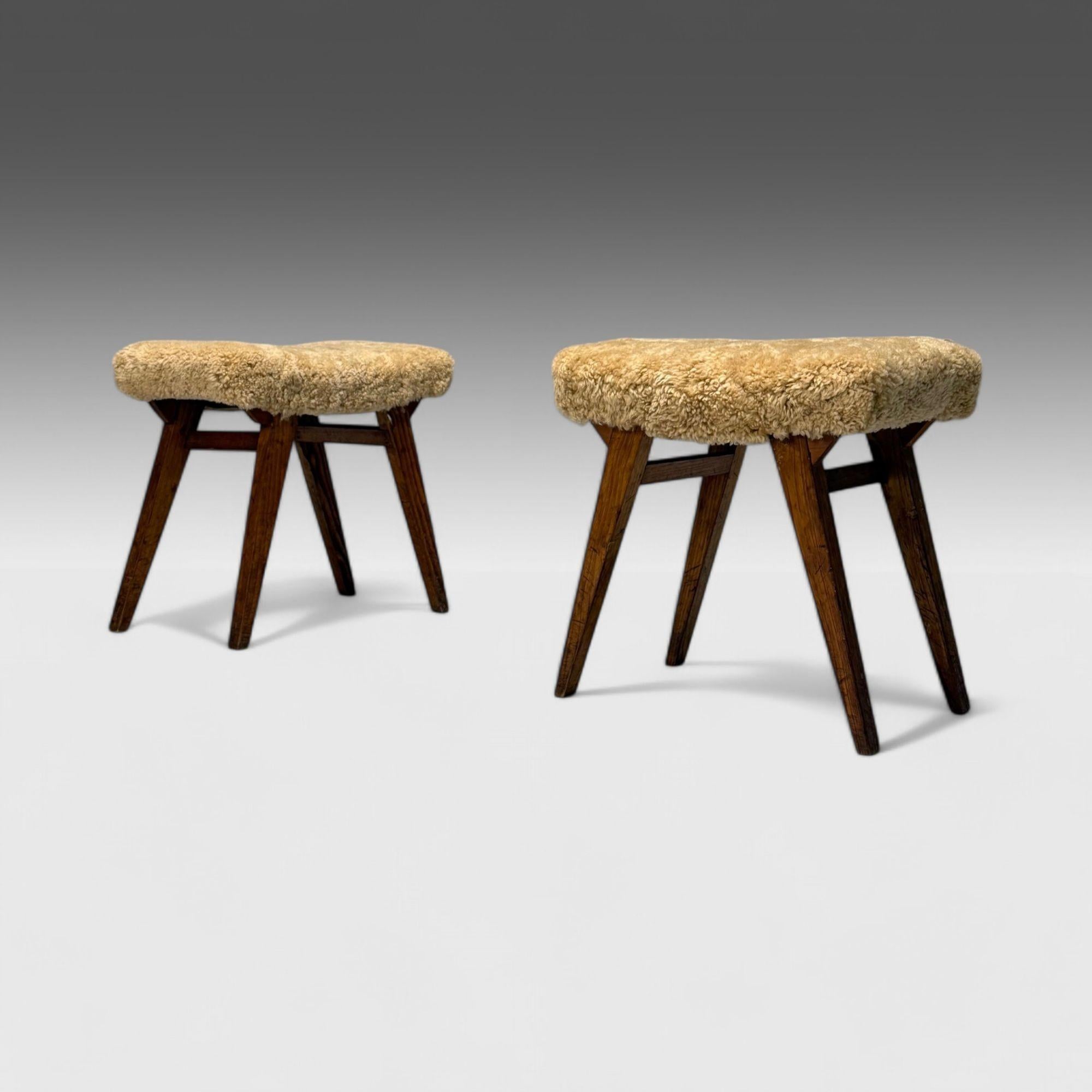 Italienische Mid-Century Modern, Rustikale Fußhocker oder Ottomane, Honig Shearling, gebeiztes Holz, 1960er

Ein Paar moderne Hocker oder Hocker mit Kompassbeinen im provinziellen Stil, entworfen und hergestellt in Italien in den 1950er Jahren. Das