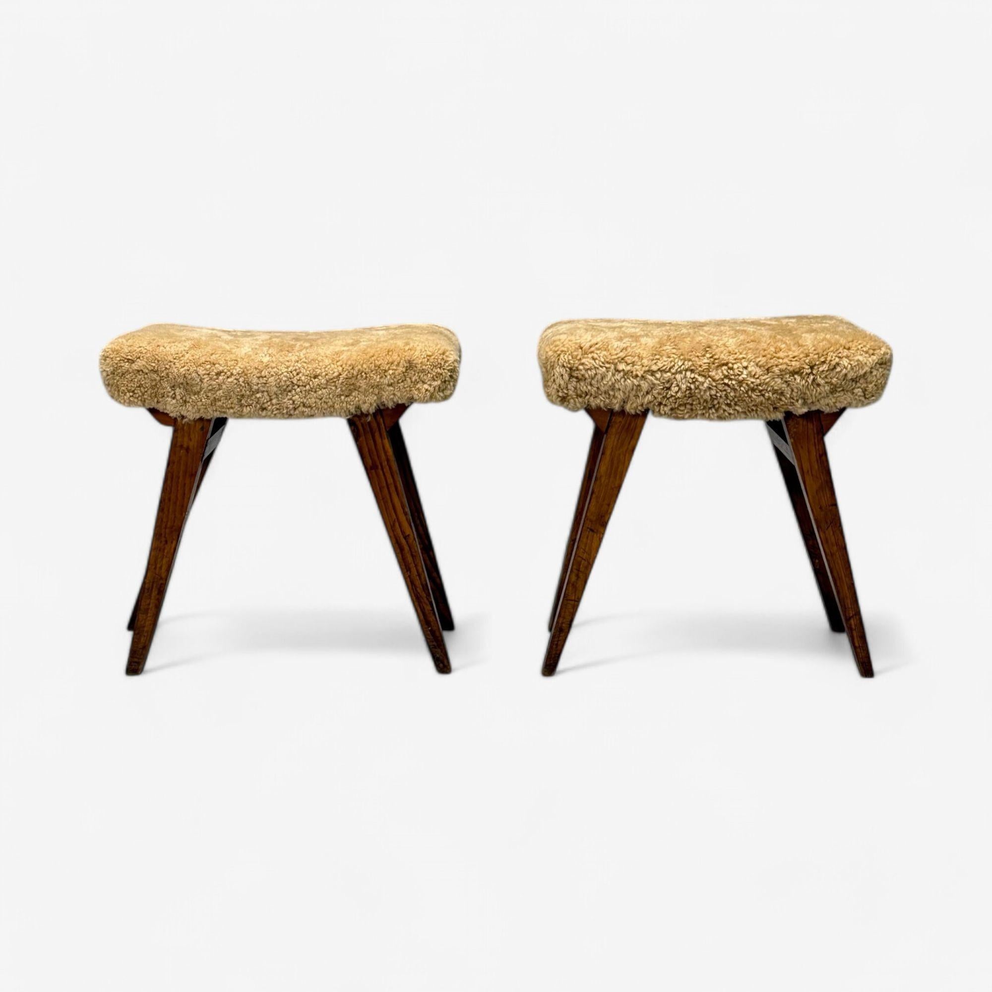 Italienische Mid-Century Modern, Rustikale Hocker, Honey Shearling, Gebeiztes Holz, 1950er Jahre (Moderne der Mitte des Jahrhunderts) im Angebot