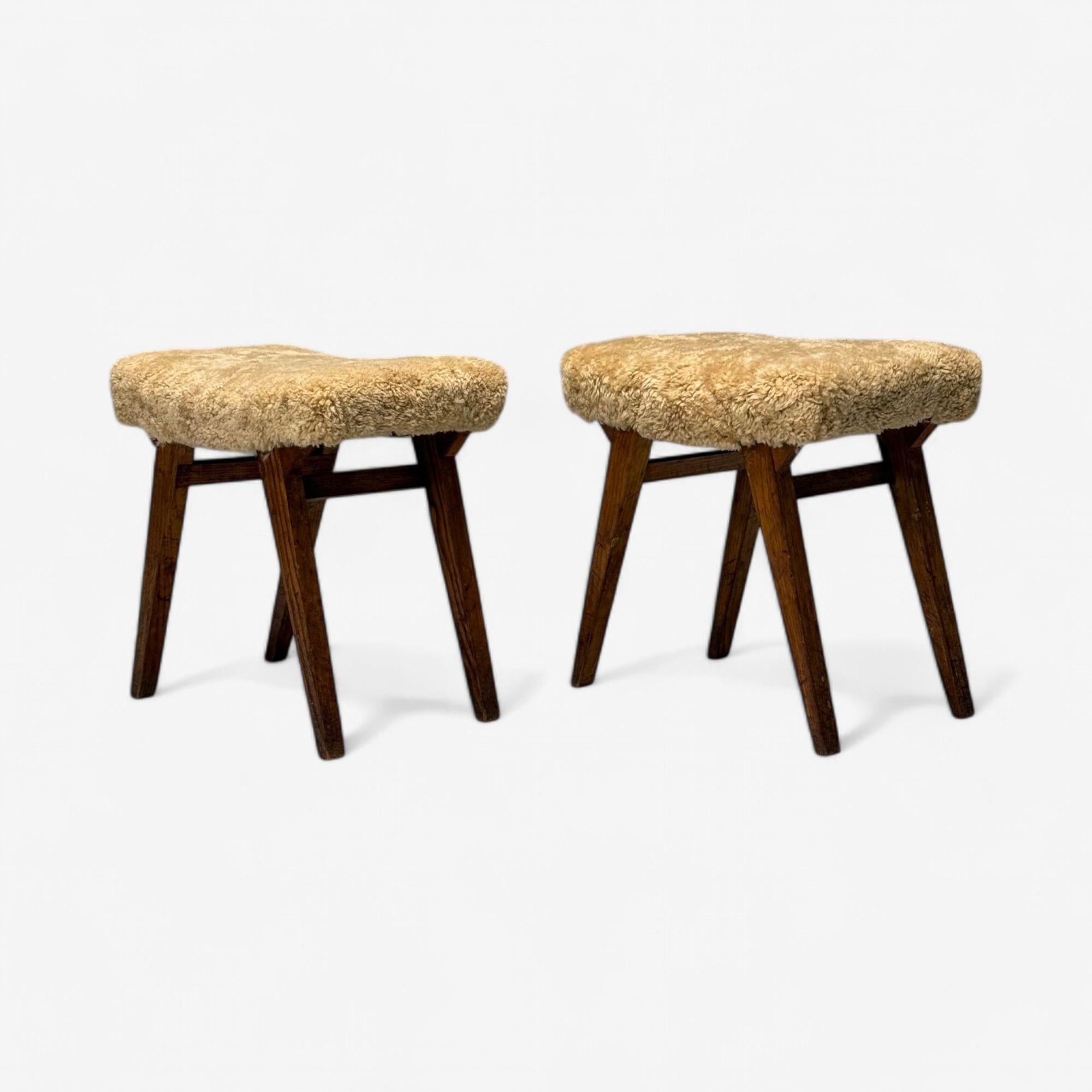 Italienische Mid-Century Modern, Rustikale Hocker, Honey Shearling, Gebeiztes Holz, 1950er Jahre im Zustand „Gut“ im Angebot in Manhasset, NY