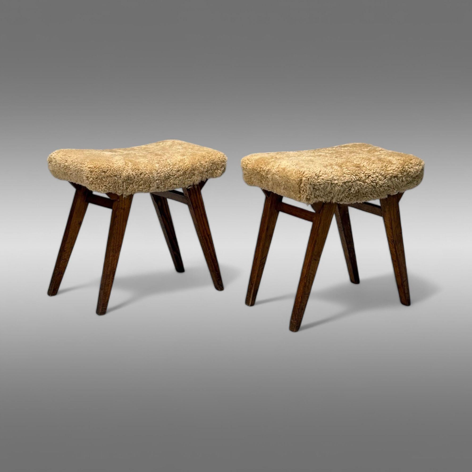 Italienische Mid-Century Modern, Rustikale Hocker, Honey Shearling, Gebeiztes Holz, 1950er Jahre (Mitte des 20. Jahrhunderts) im Angebot