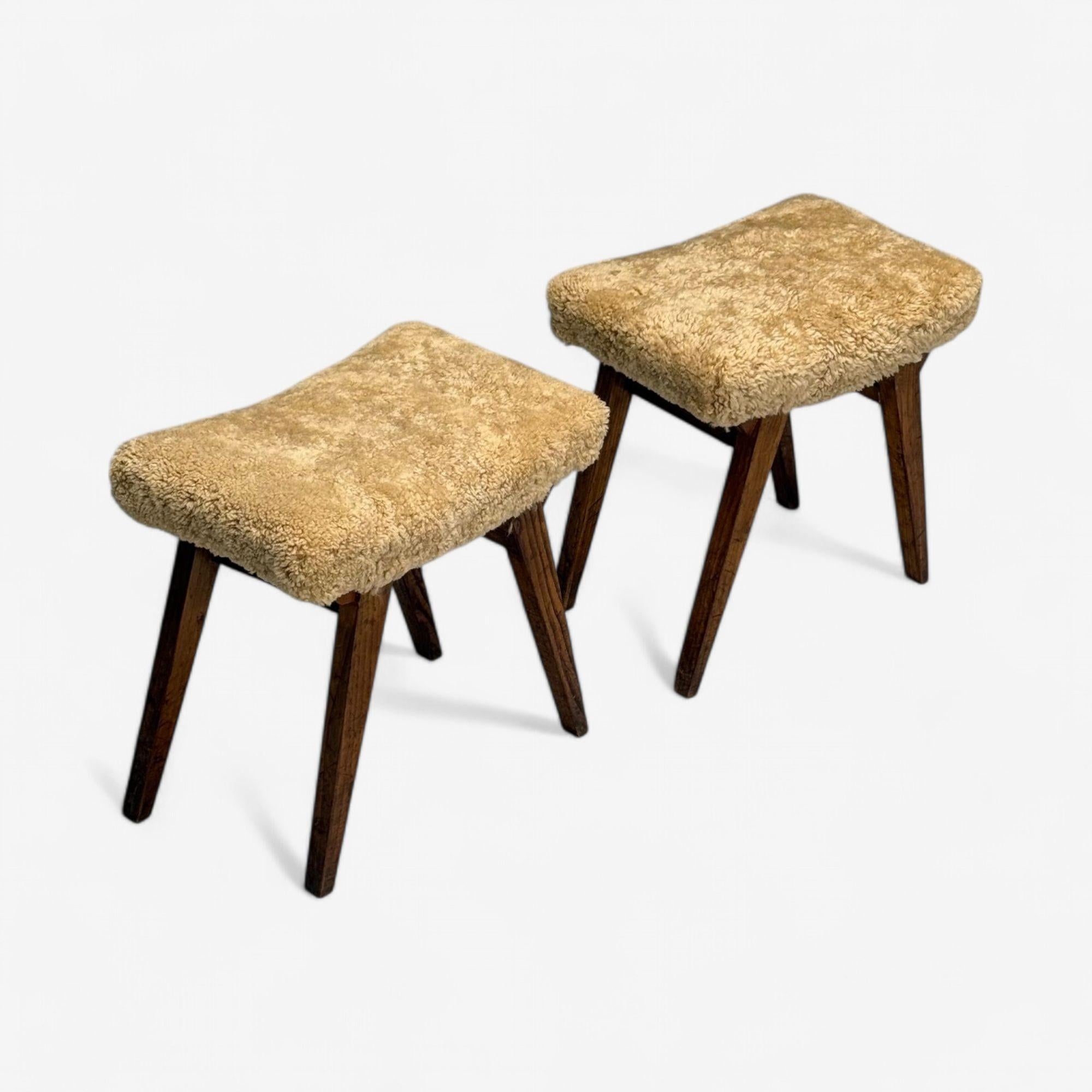 Italienische Mid-Century Modern, Rustikale Hocker, Honey Shearling, Gebeiztes Holz, 1950er Jahre (Schaffell und Schafleder) im Angebot