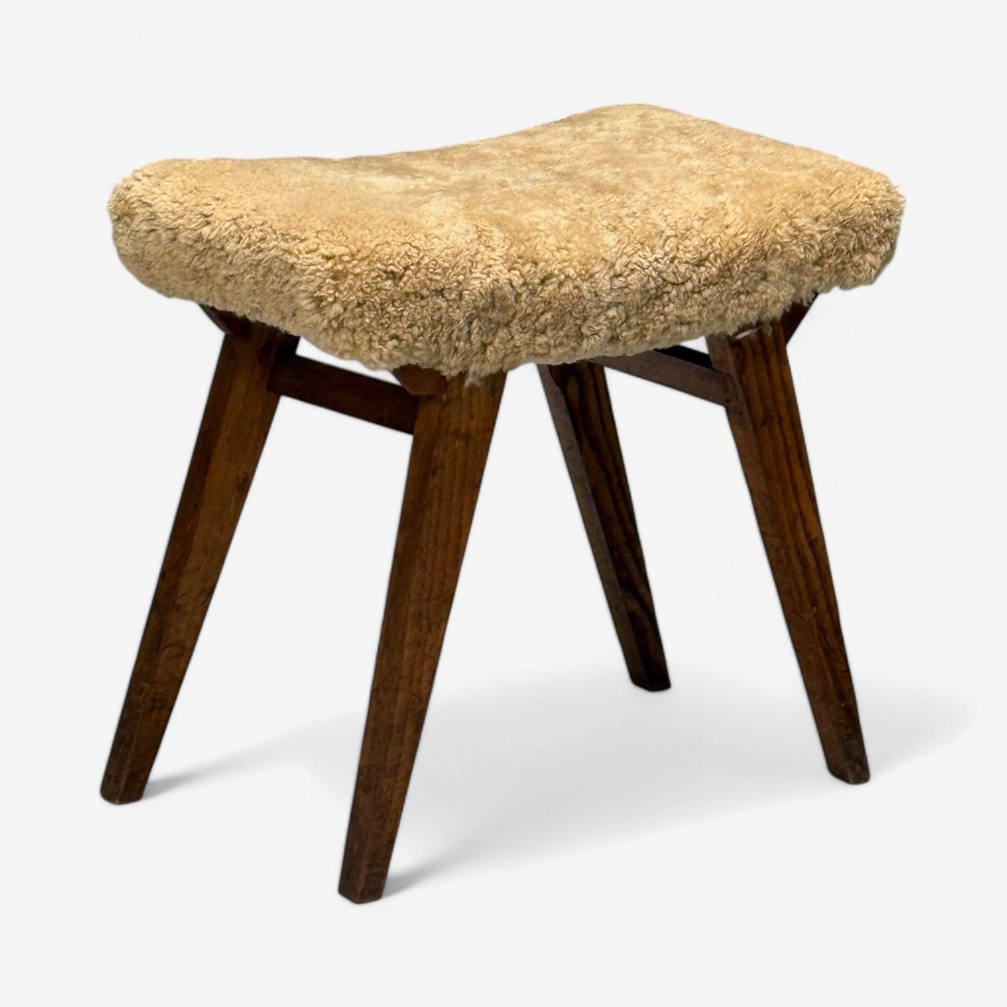 Italienische Mid-Century Modern, Rustikale Hocker, Honey Shearling, Gebeiztes Holz, 1950er Jahre im Angebot 1