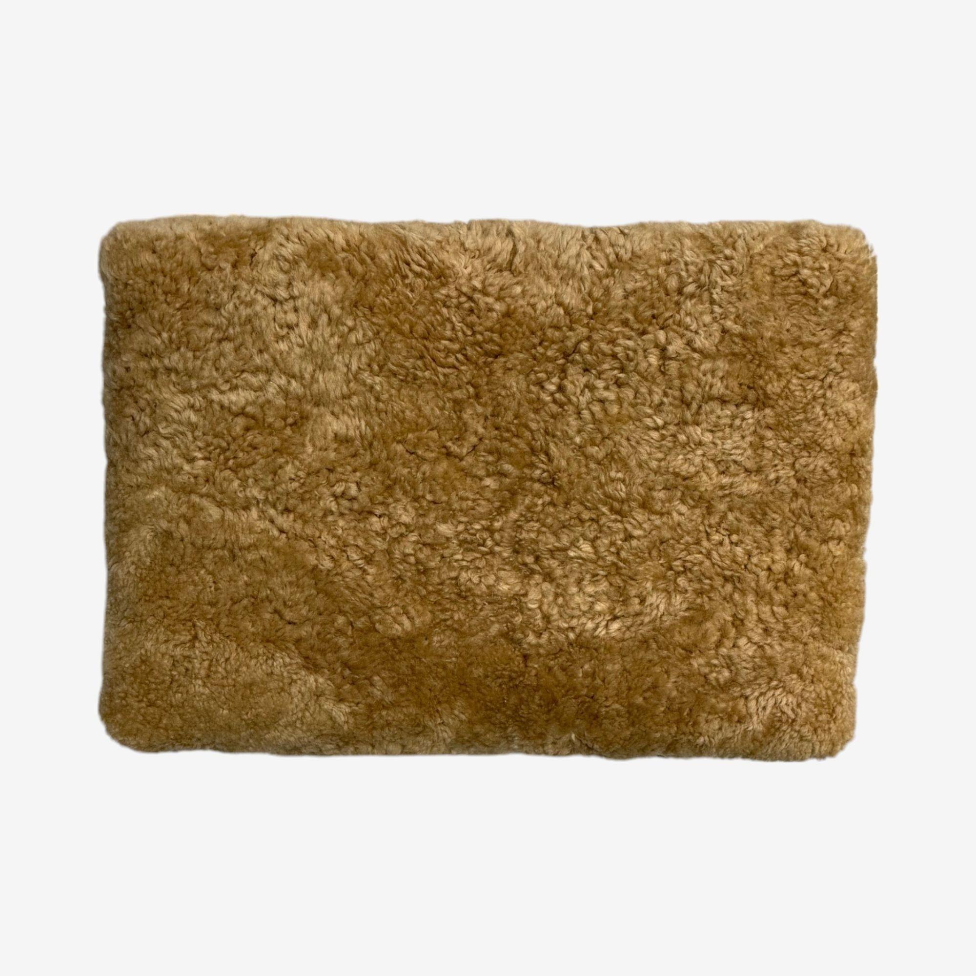 Italienische Mid-Century Modern, Rustikale Hocker, Honey Shearling, Gebeiztes Holz, 1950er Jahre im Angebot 2