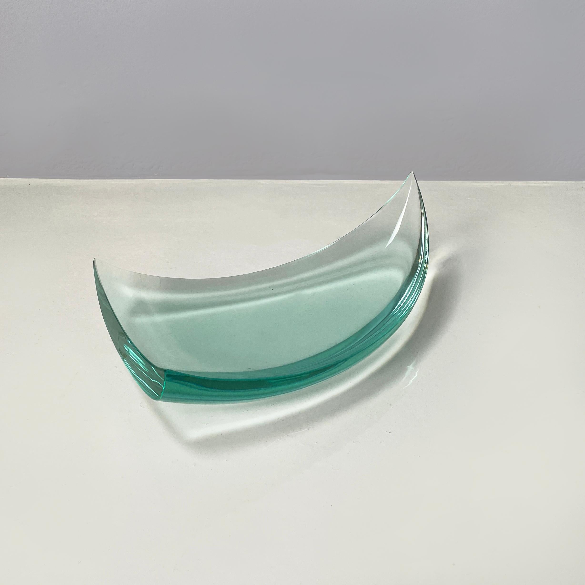 Italian mid-century modern Sail-shaped object holder or Centerpiece by Fontana Arte, 1960s
Sail-shaped object holder made entirely of thick, water-green glass. The tips of the triangle are raised, while the center has a hollow. It can be used as a