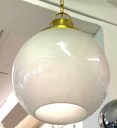 Pendentif en verre satiné et laiton de Luigi Caccia Dominioni, modernité italienne du milieu du siècle