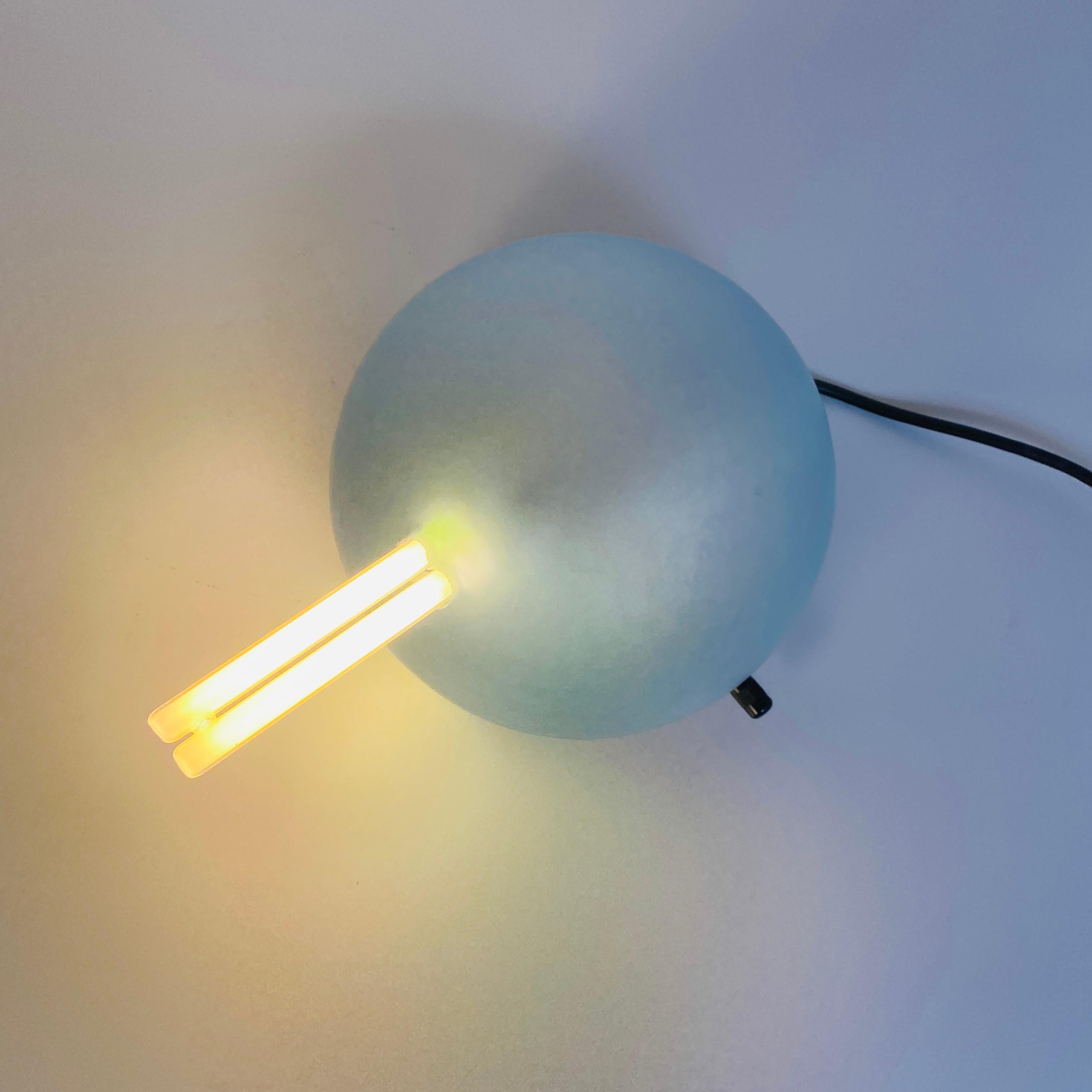 Lampada da tavolo in vetro satinato italiana del Mid-Century Modern Mod. Serbatoio di VeArt, anni '80 in vendita 3