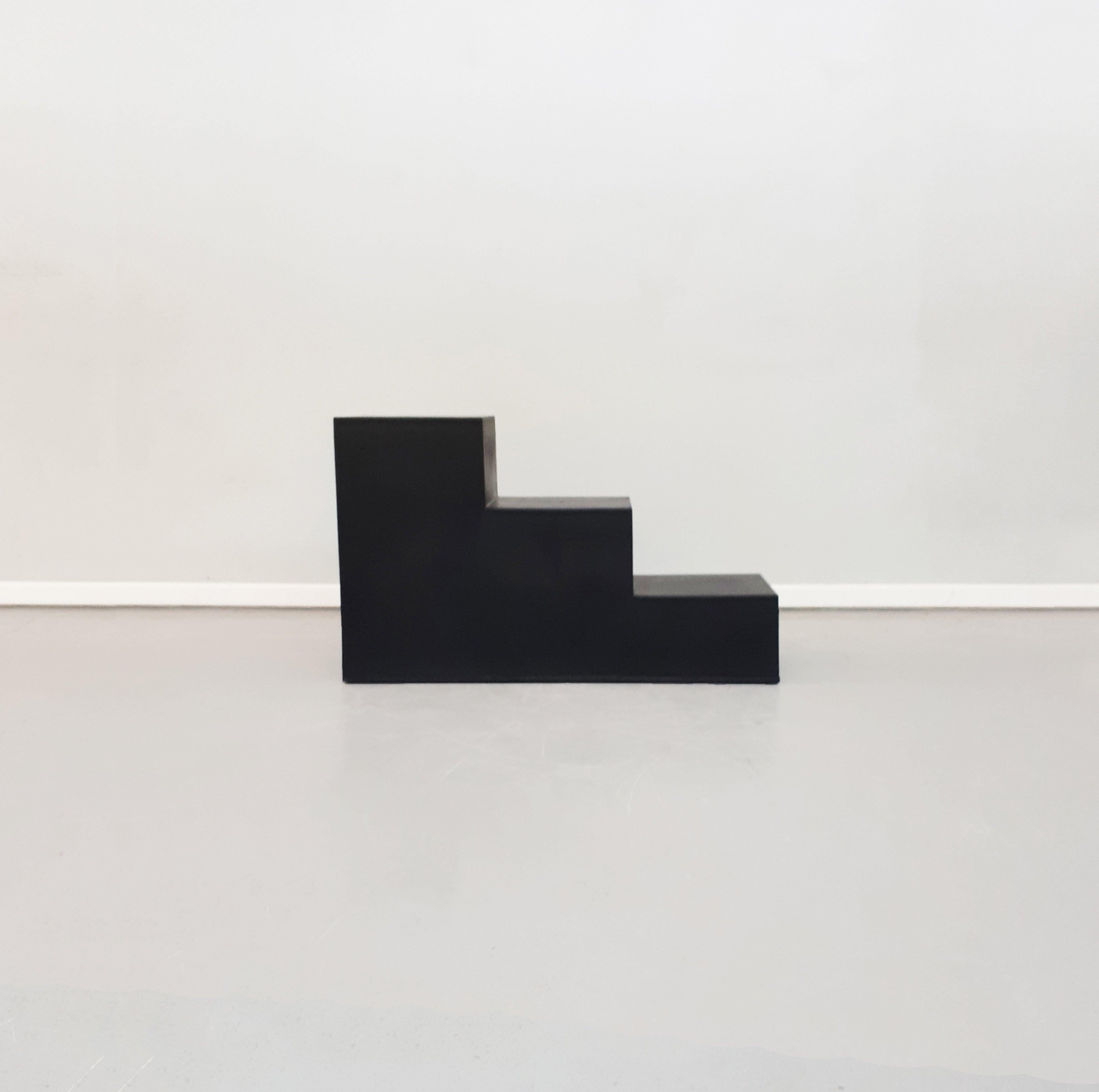 Mesa italiana de mediados de siglo Scacchi de Mario Bellini para B&B Italia, años 70
Mesa de centro modular con base rectangular de duraplum negro. La estructura de la mesa tiene forma de escalera, muy diferente del nuevo material.
El material de