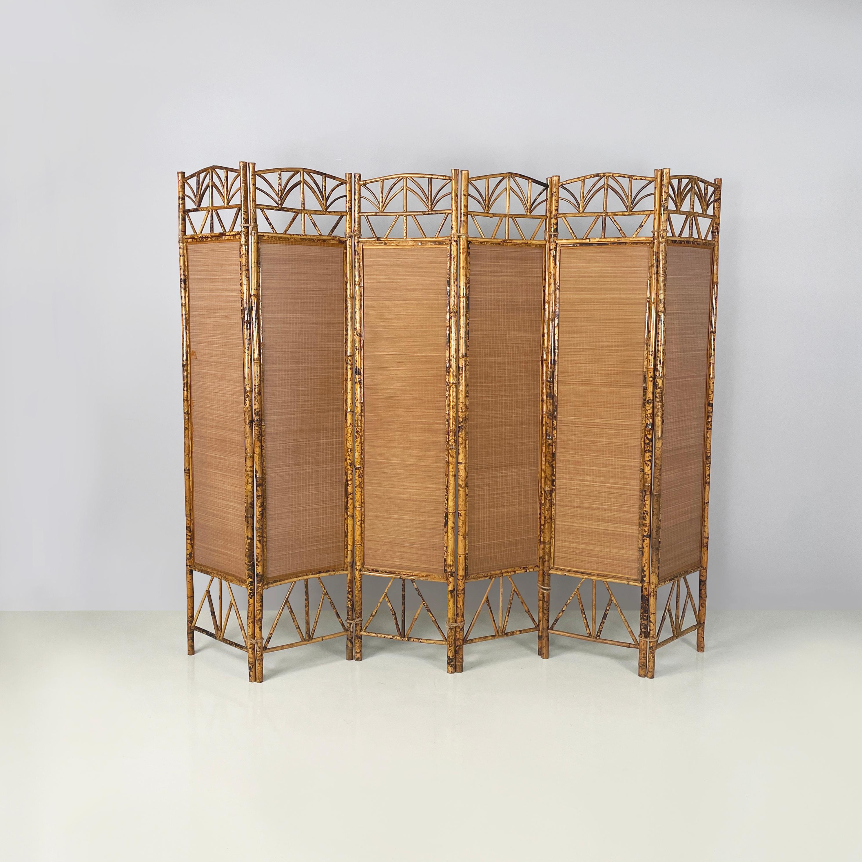Italian mid-century modern Screen in bamboo and rattan, 1950s
Screen composed of 6 rectangular panels in bamboo and rattan. The structure in the upper and lower part has parts decorated with curved bamboo. In the center there is a rectangular rattan