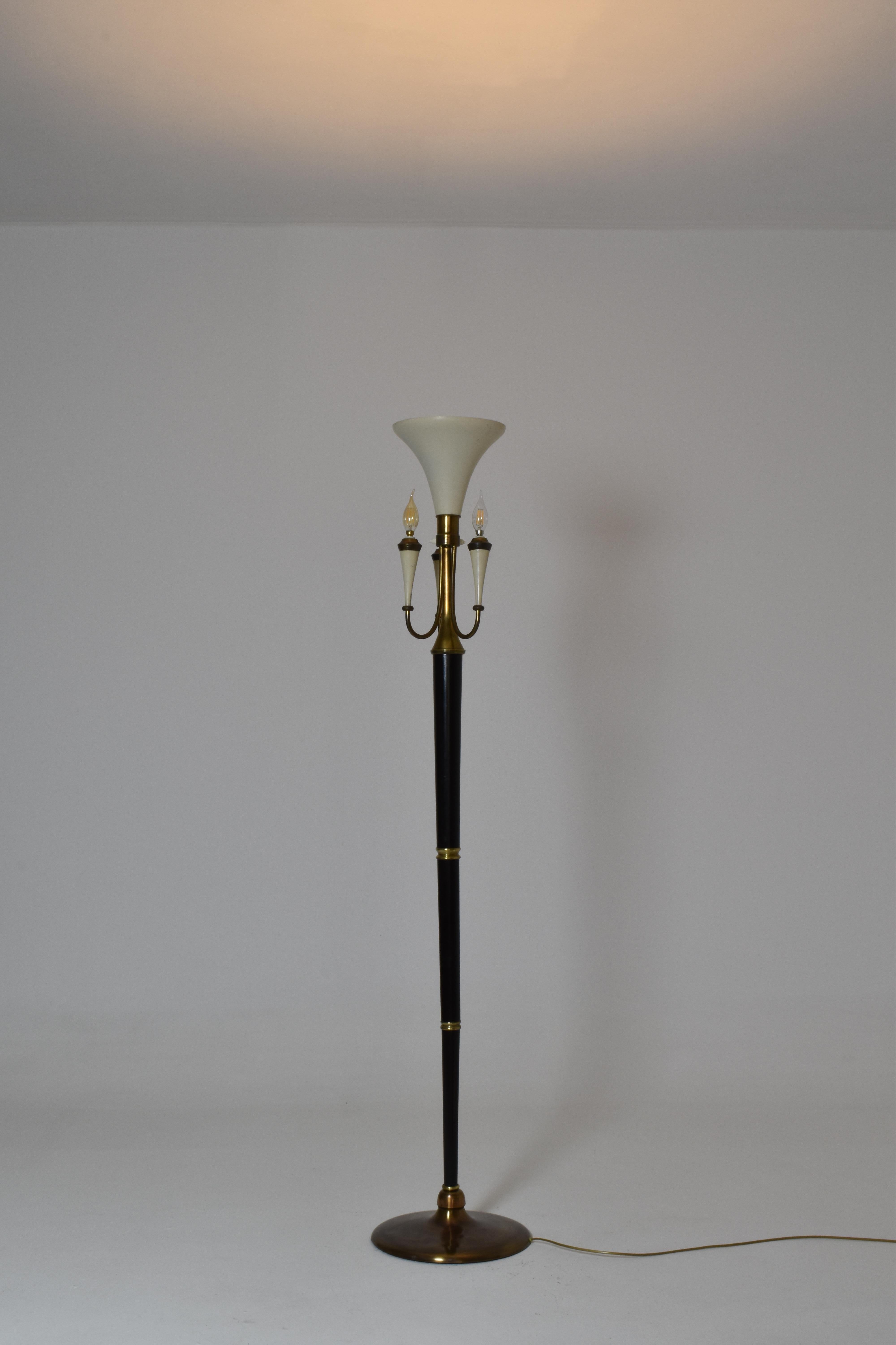 Italian Mid-Century Modern Sculptural Brass and Lacquered Floor Lamp, 1950s For Sale 7