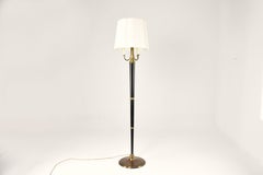 Lampadaire sculptural italien en laiton et laqué de la modernité du milieu du siècle dernier, années 1950
