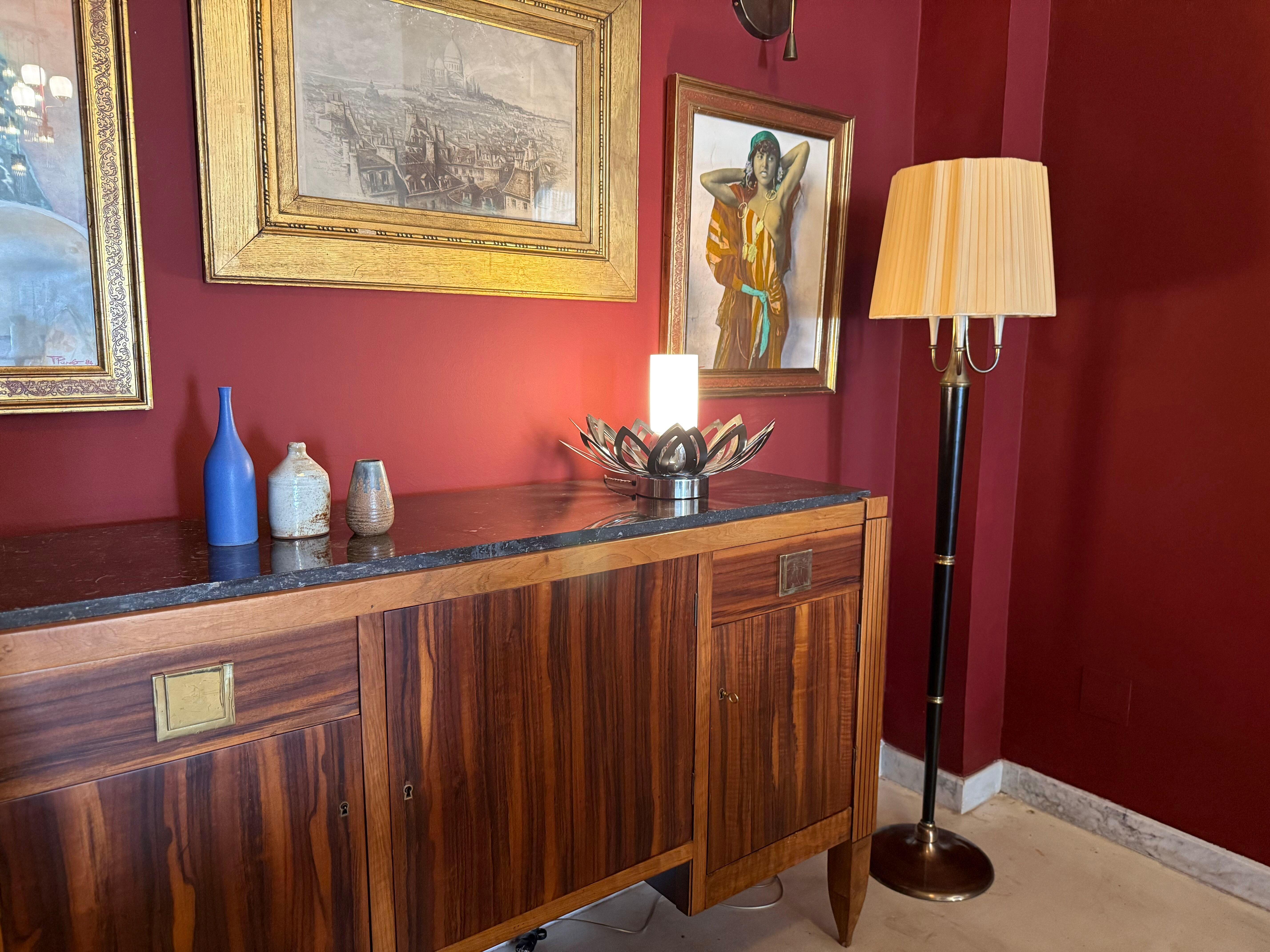 Mid-Century moderno Lampada da terra scultorea in ottone e laccata, 1950 in vendita