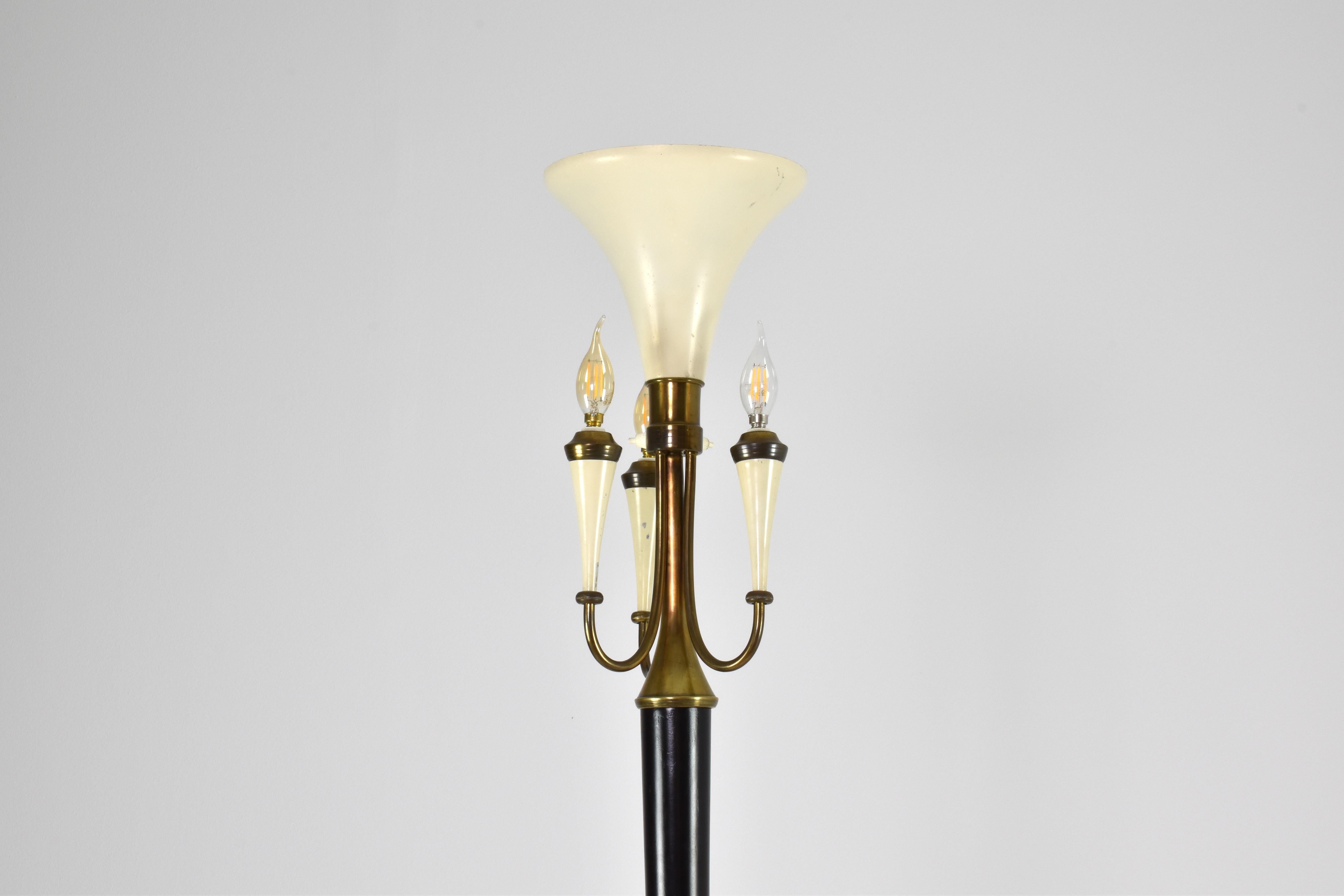 Mid-20th Century Italian Mid-Century Modern Sculptural Brass and Lacquered Floor Lamp, 1950s For Sale
