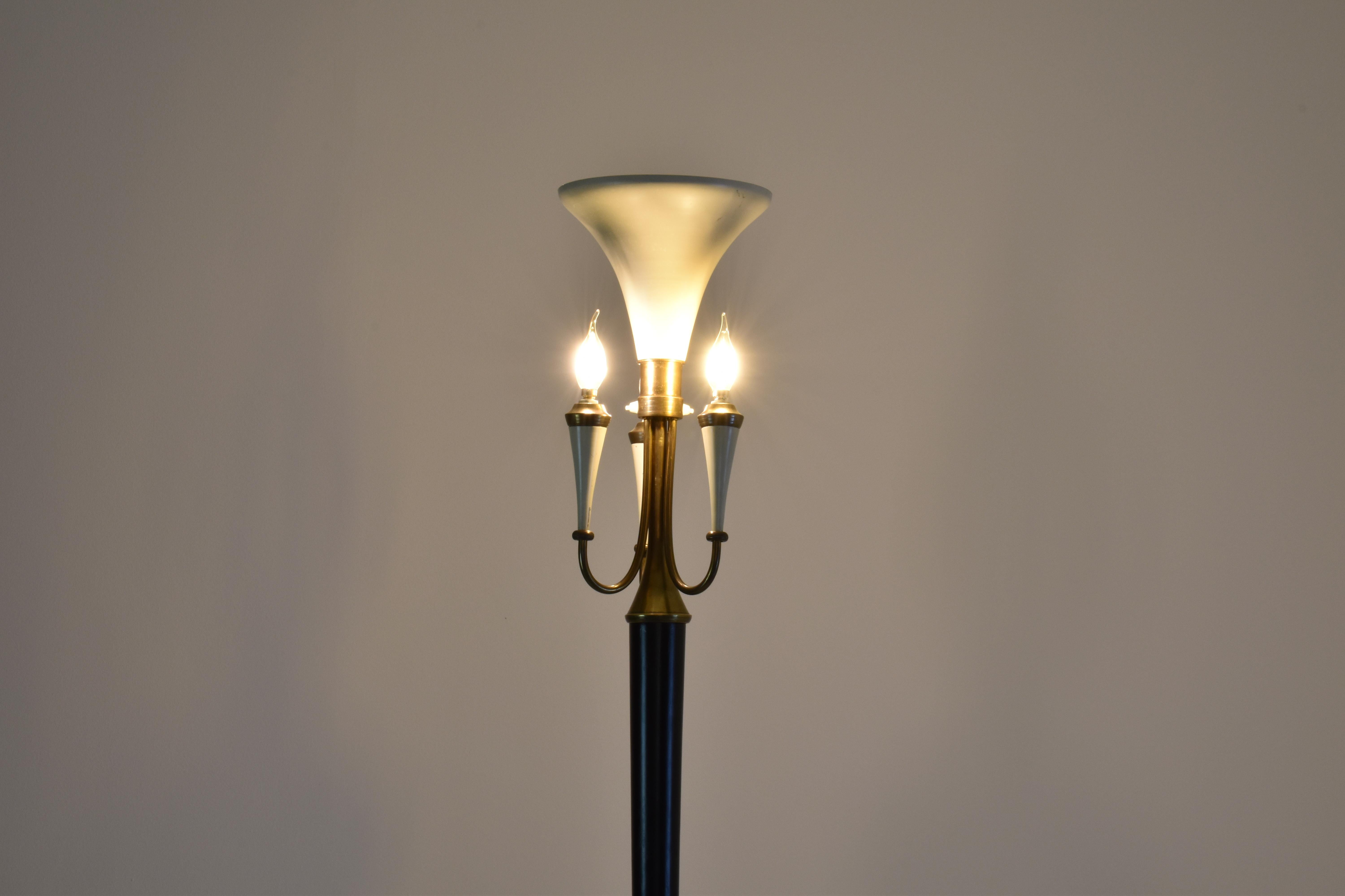 Italian Mid-Century Modern Sculptural Brass and Lacquered Floor Lamp, 1950s For Sale 1
