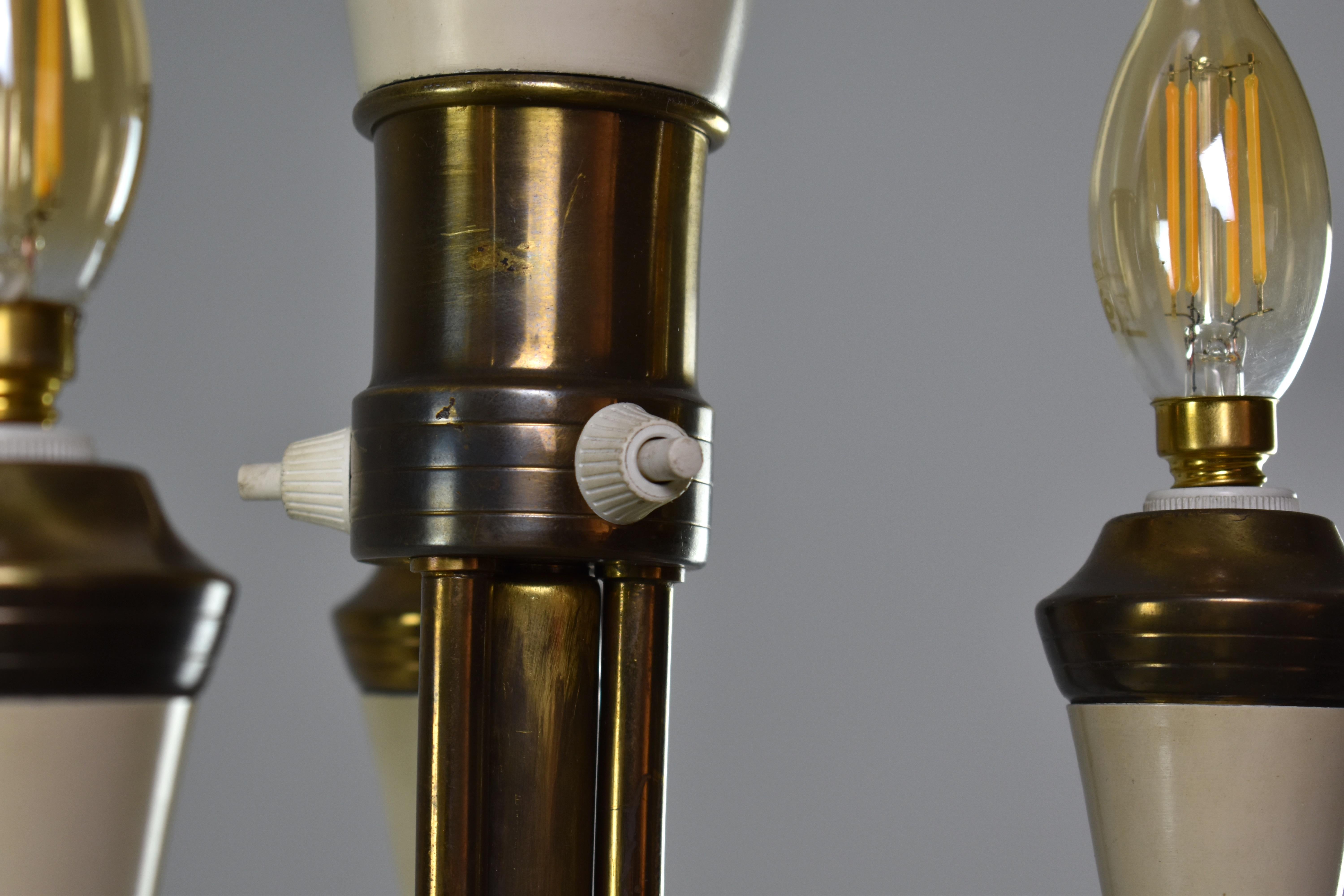Italian Mid-Century Modern Sculptural Brass and Lacquered Floor Lamp, 1950s For Sale 3