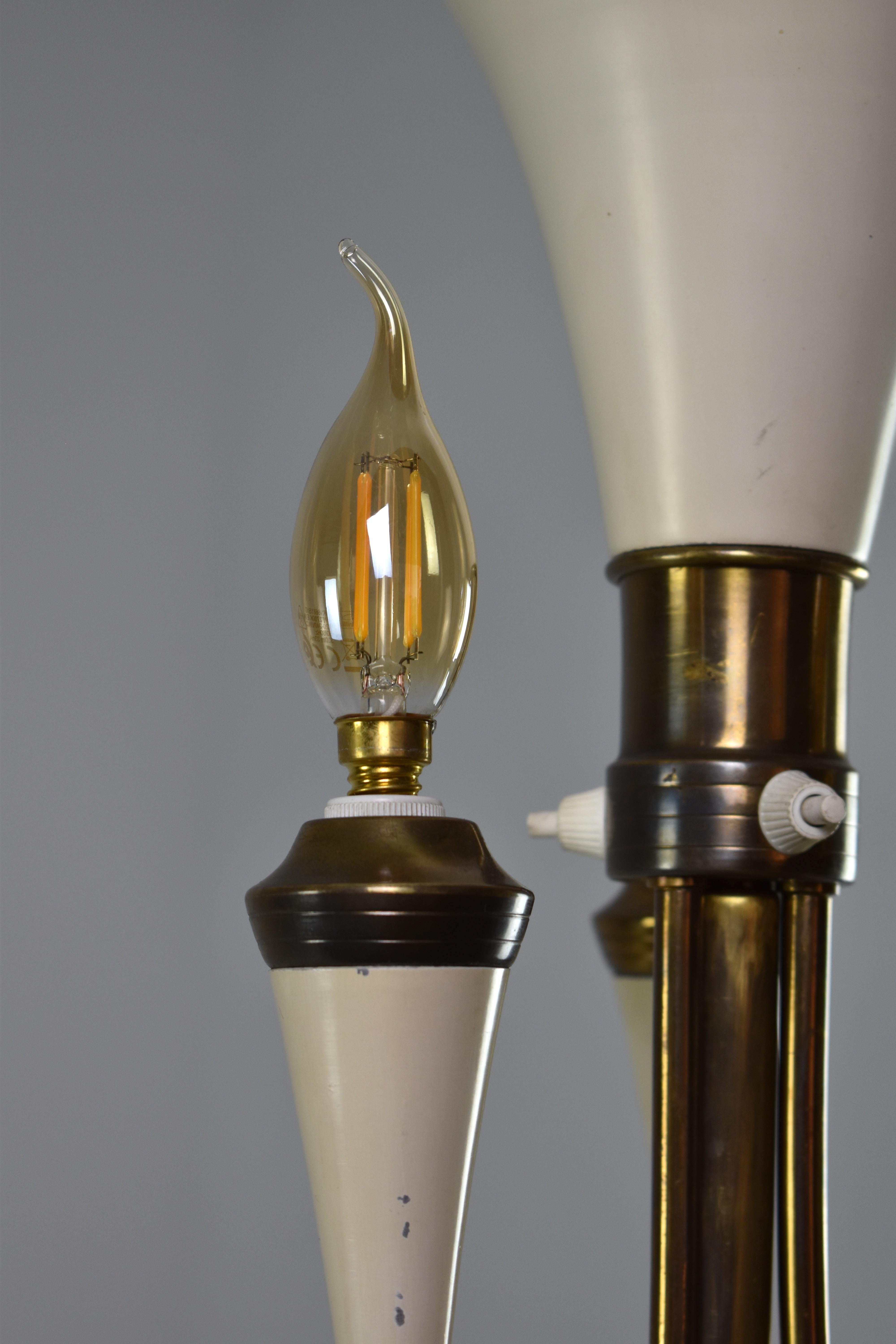 Italian Mid-Century Modern Sculptural Brass and Lacquered Floor Lamp, 1950s For Sale 4
