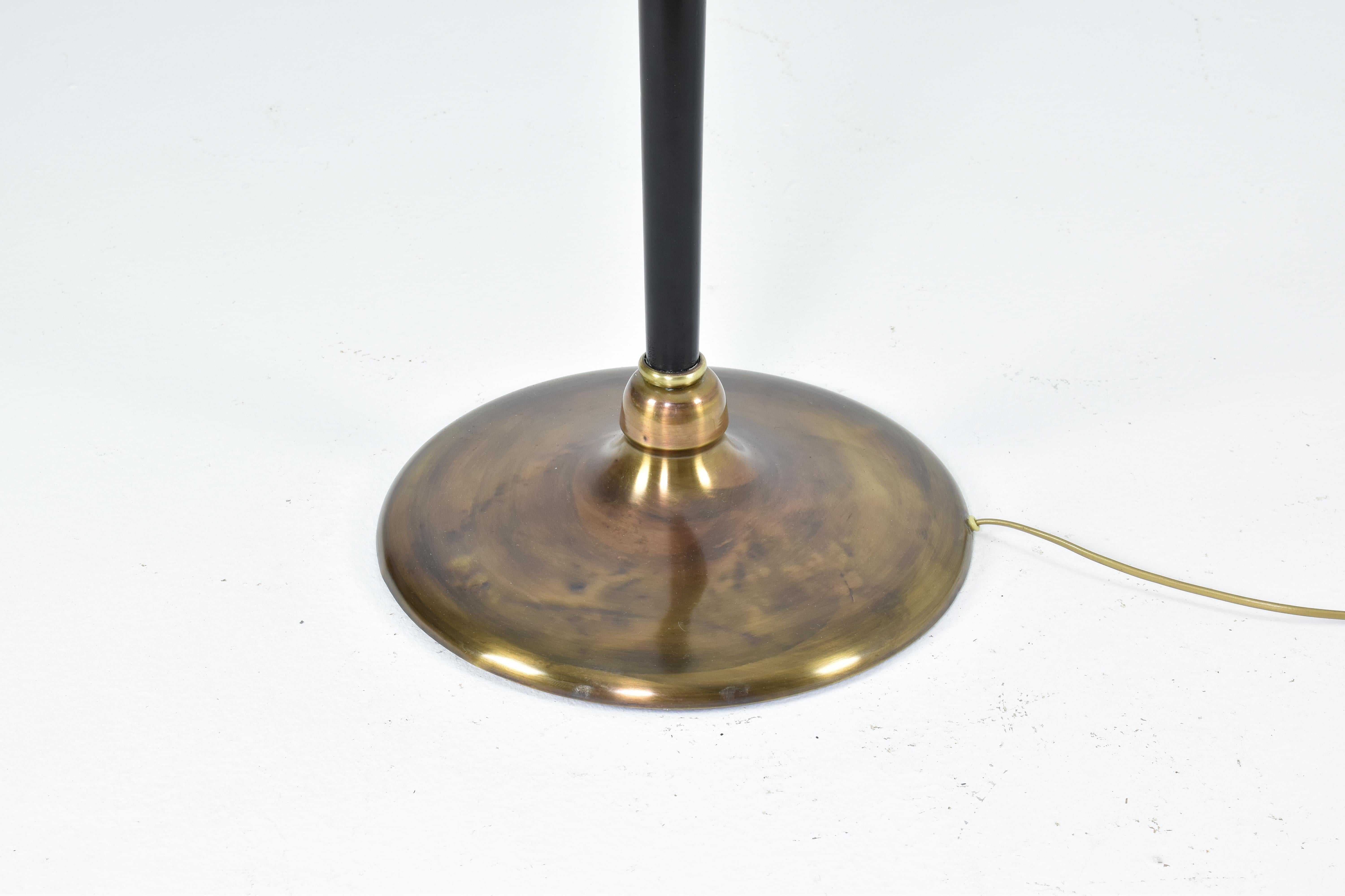 Italian Mid-Century Modern Sculptural Brass and Lacquered Floor Lamp, 1950s For Sale 5