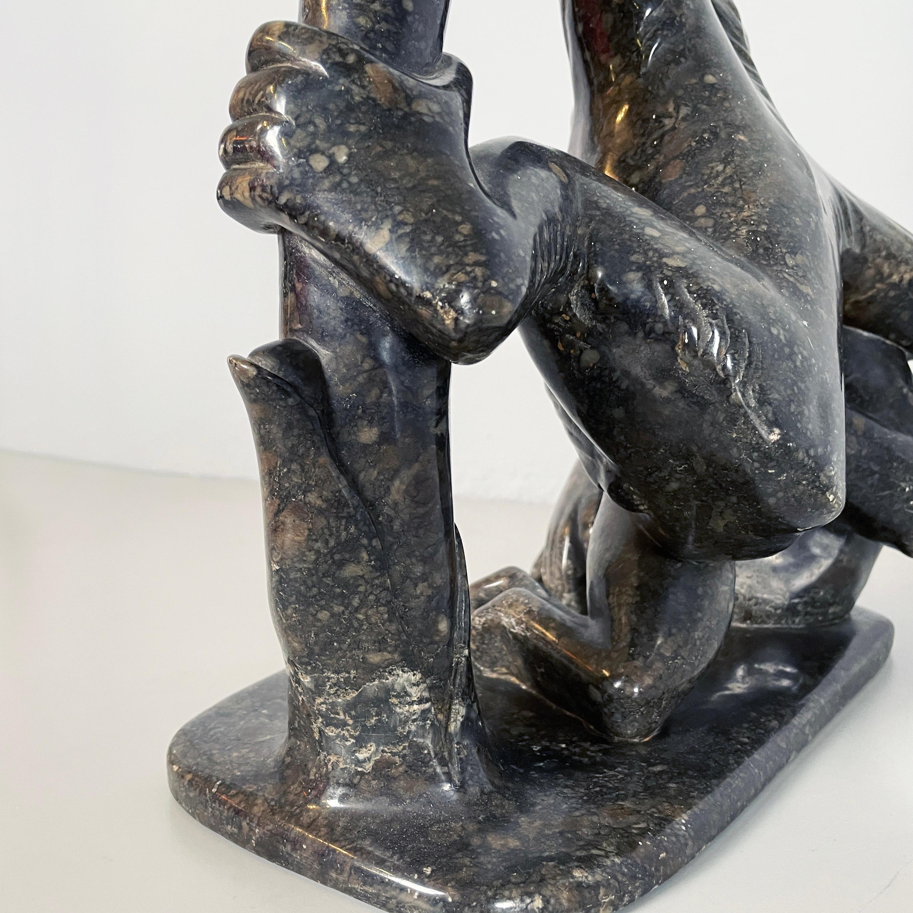 Italienische Mid-Century-Modern-Skulptur von Affen aus Marmor, 20. Jahrhundert im Angebot 11