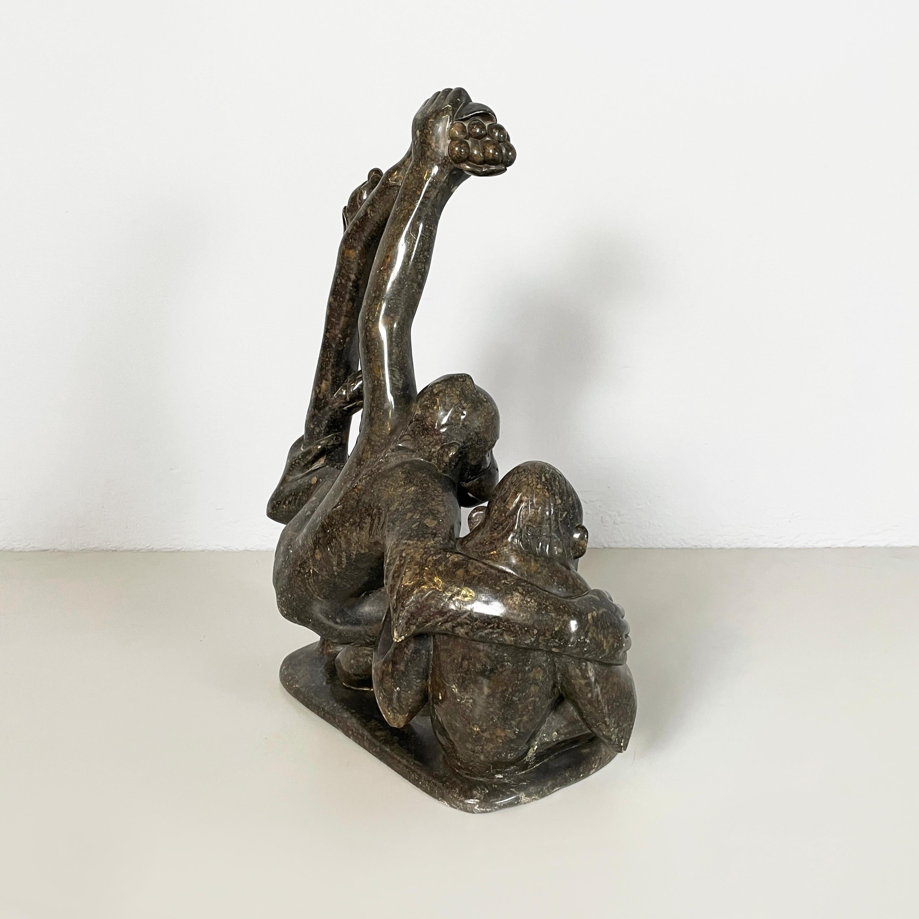 Italian Mid-Century modern Sculpture of monkeys in marble, 20th century In Good Condition For Sale In MIlano, IT