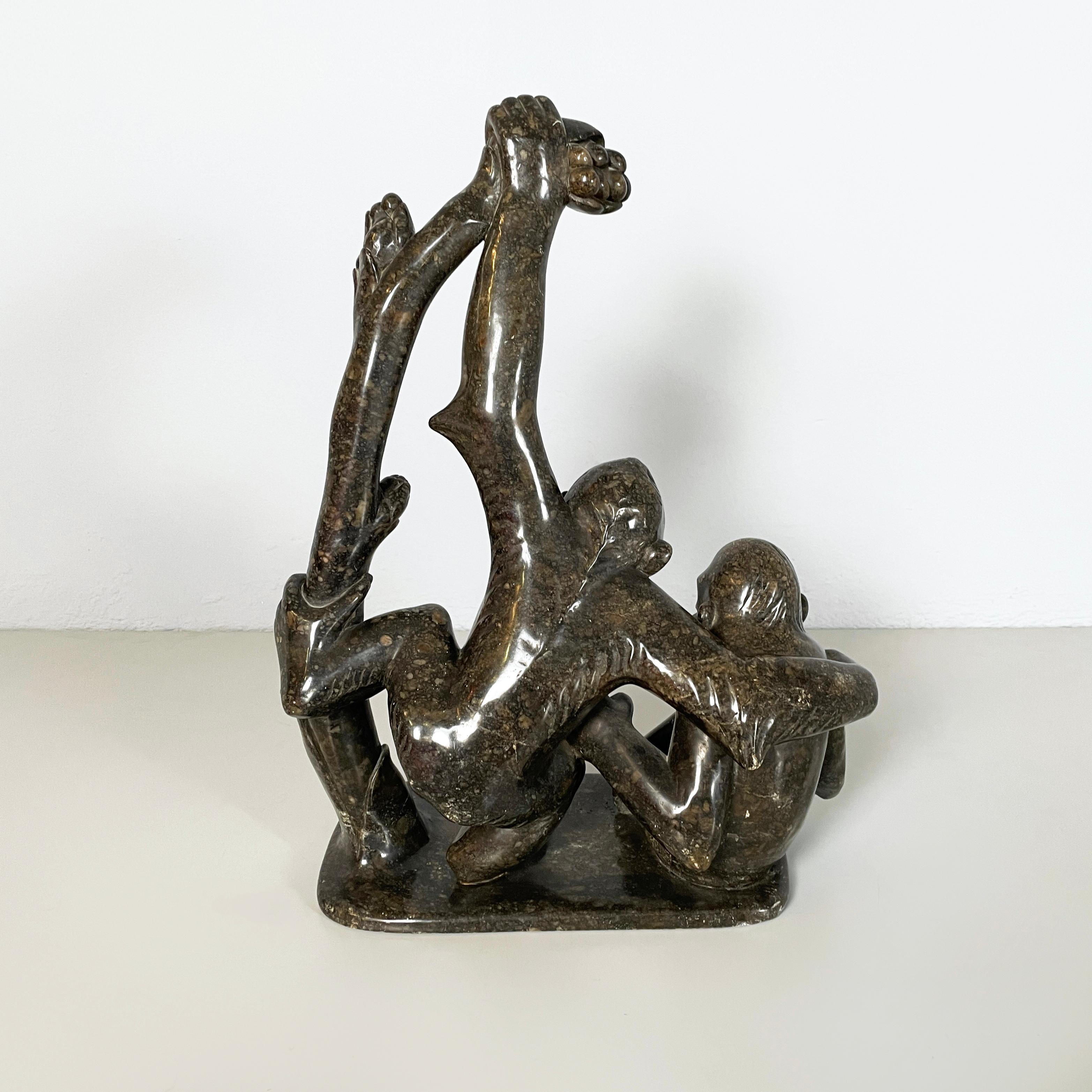 Italienische Mid-Century-Modern-Skulptur von Affen aus Marmor, 20. Jahrhundert im Zustand „Gut“ im Angebot in MIlano, IT