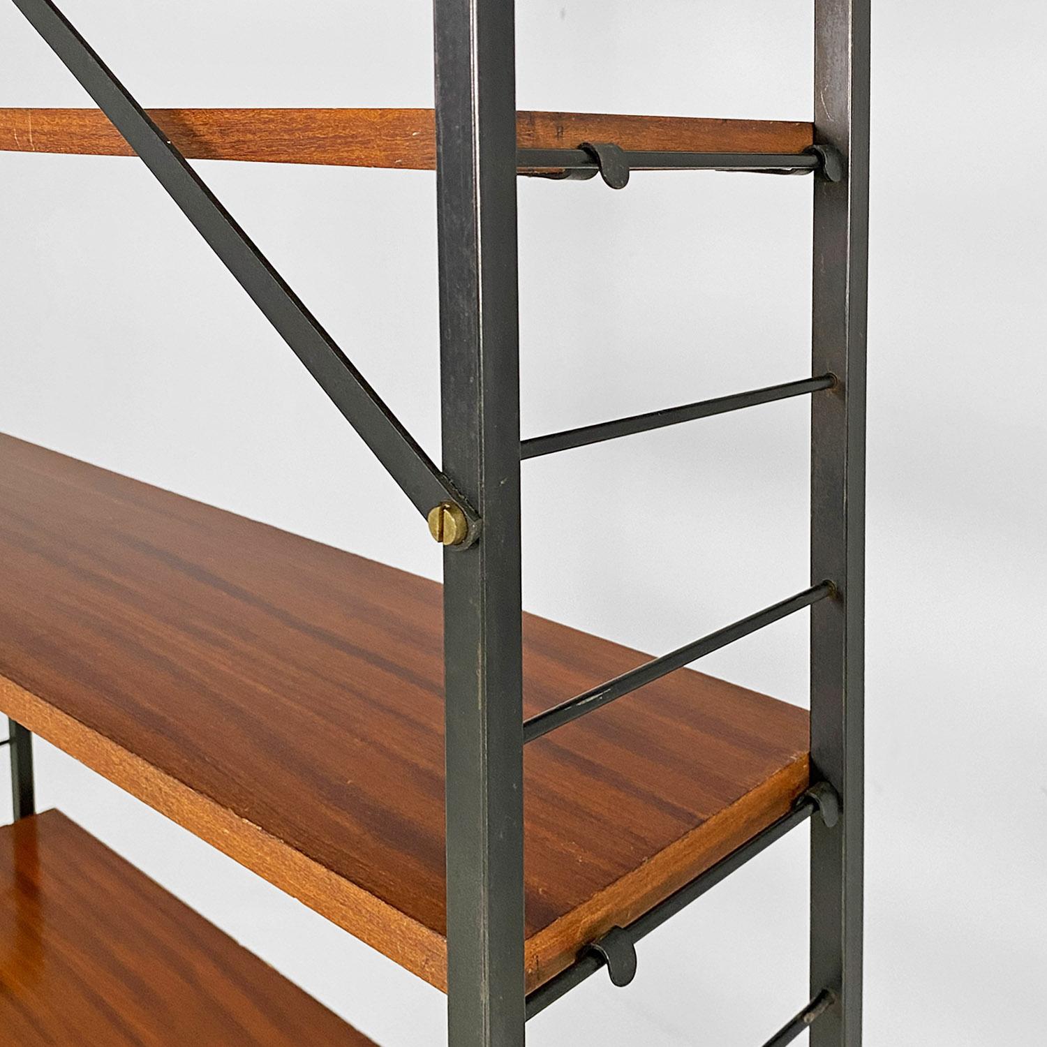 Libreria italiana di metà secolo moderno autoportante in metallo legno ottone String 1960 in vendita 1
