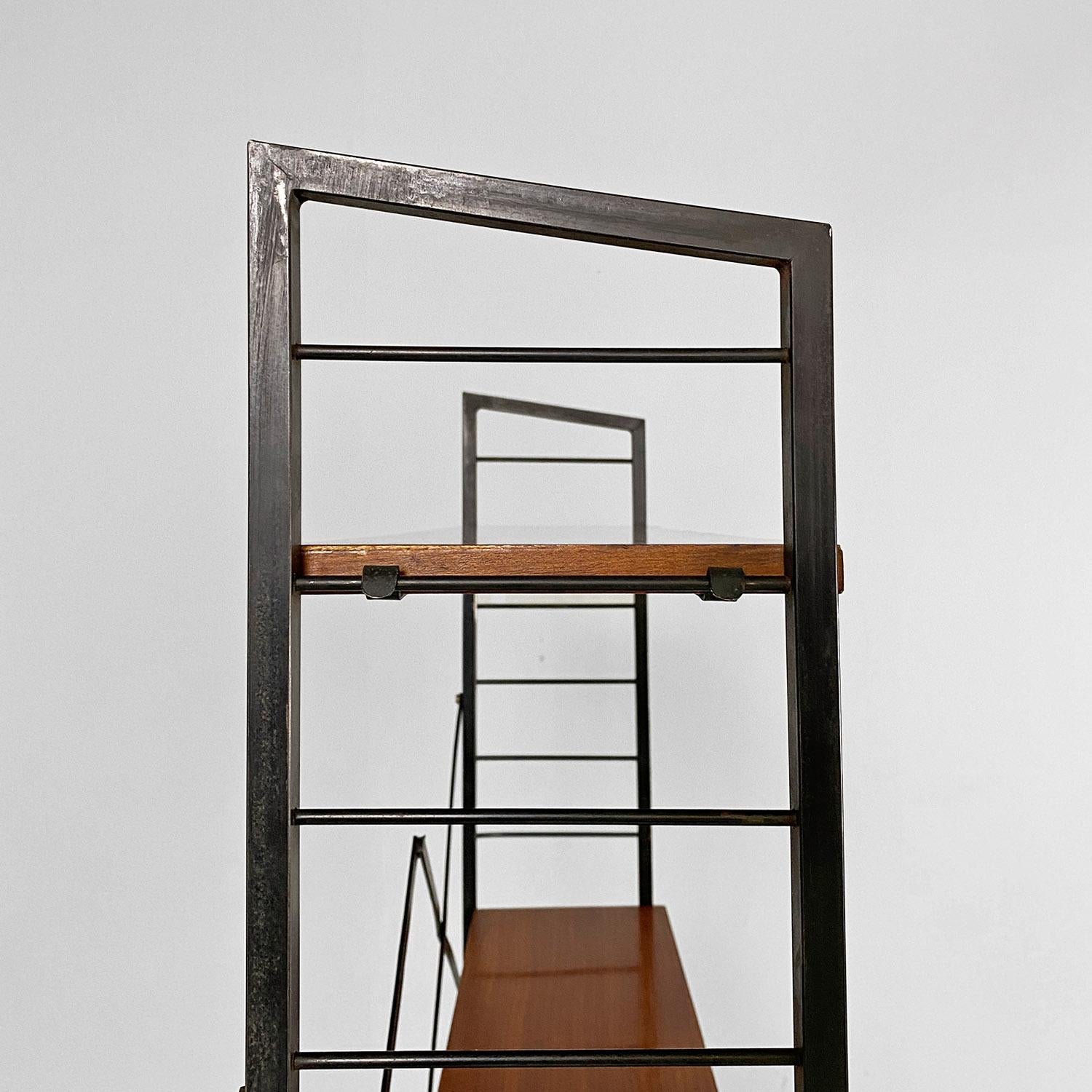 Libreria italiana di metà secolo moderno autoportante in metallo legno ottone String 1960 in vendita 2