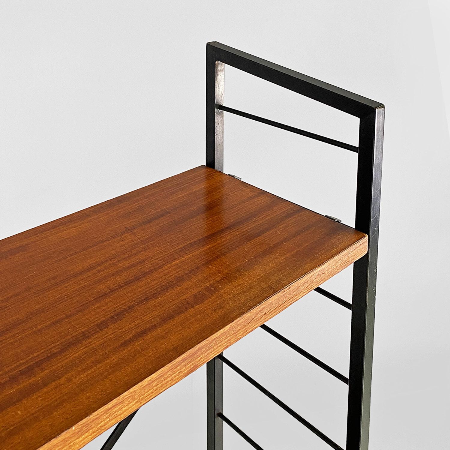 Libreria italiana di metà secolo moderno autoportante in metallo legno ottone String 1960 in vendita 3